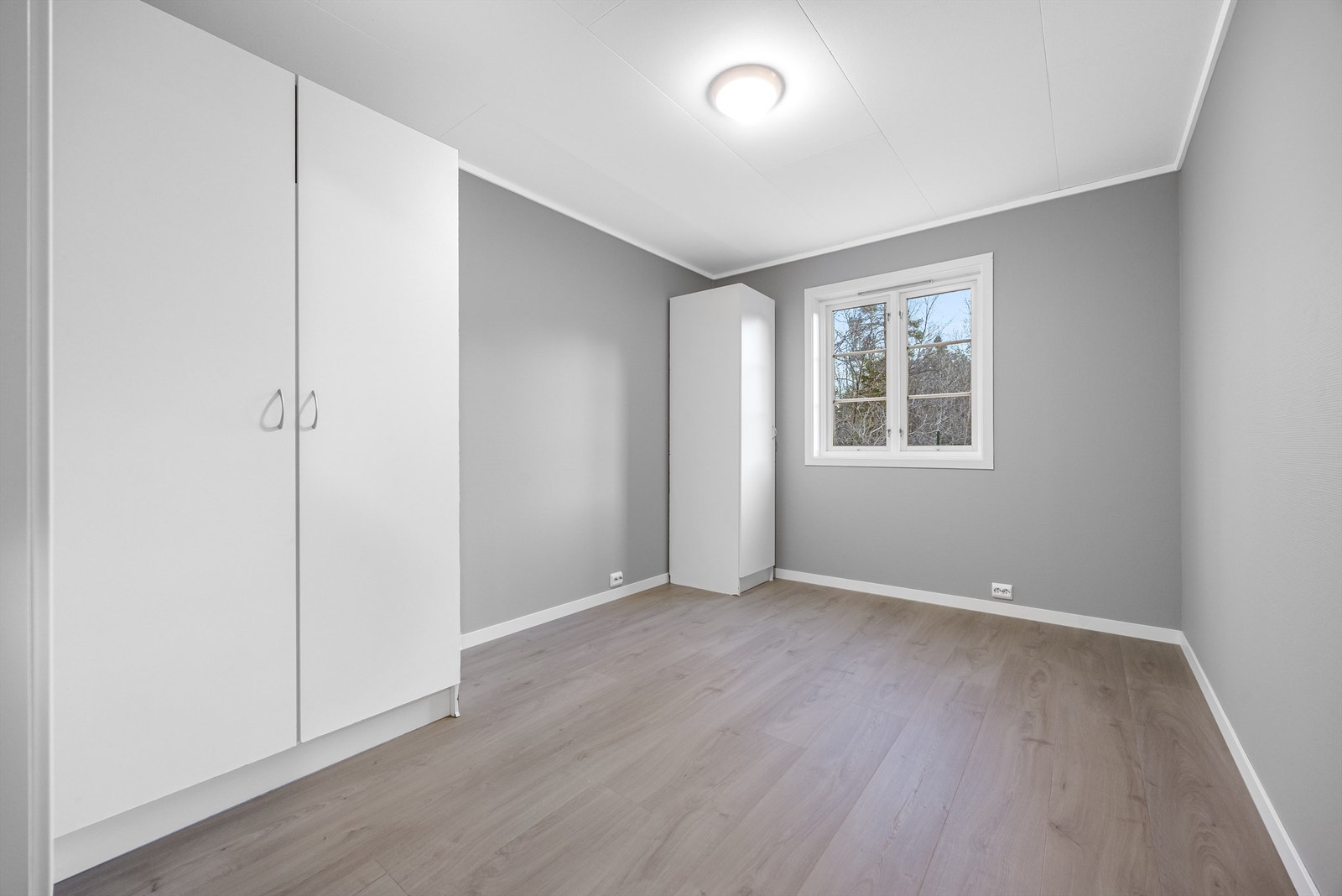 Soverom i 1. etasje med garderobeskap som medfølger. Galleribilde