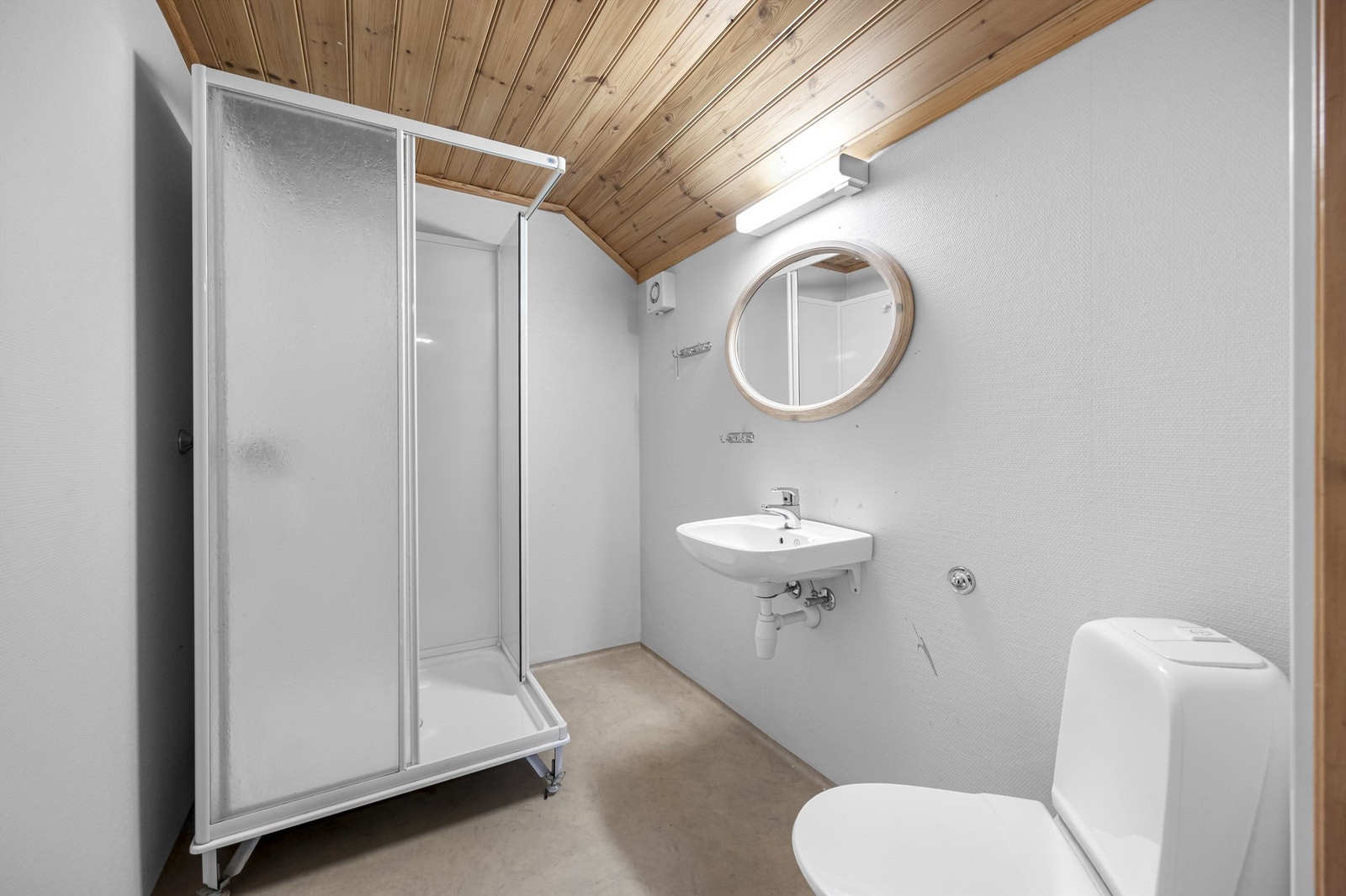 Baderom i 2. etasje med dusjkabinett, servant og toalett. Galleribilde