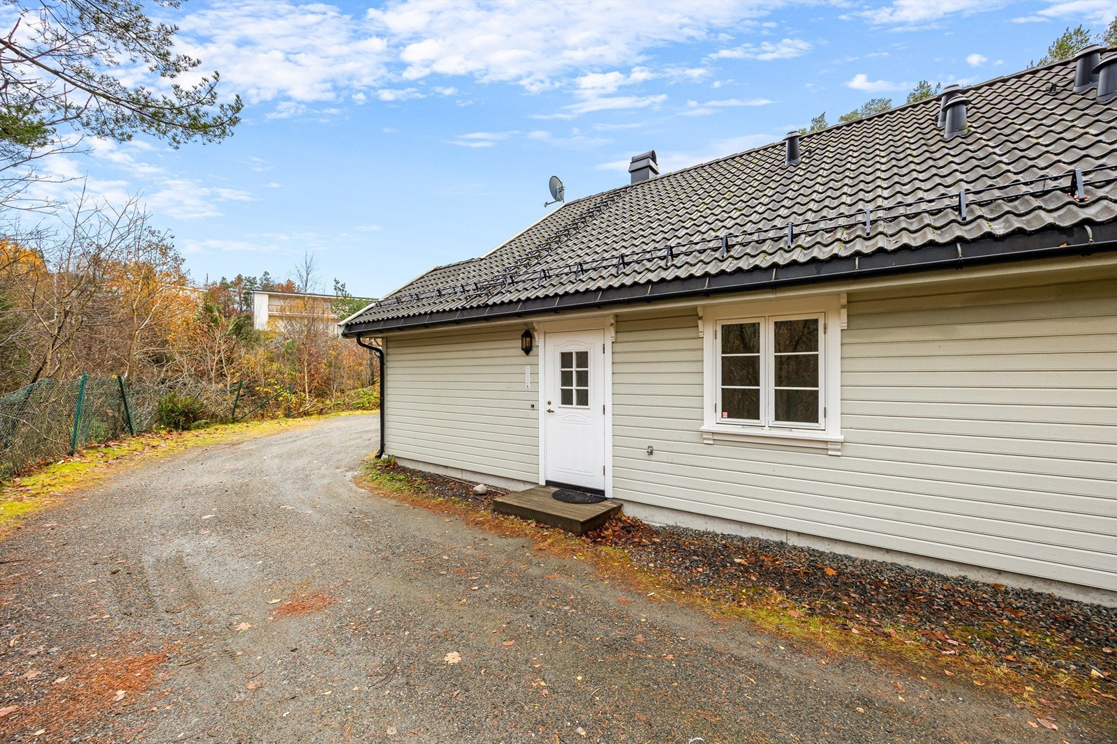 Inngangspartiet. Veien går forbi til nabo (blindvei). Galleribilde