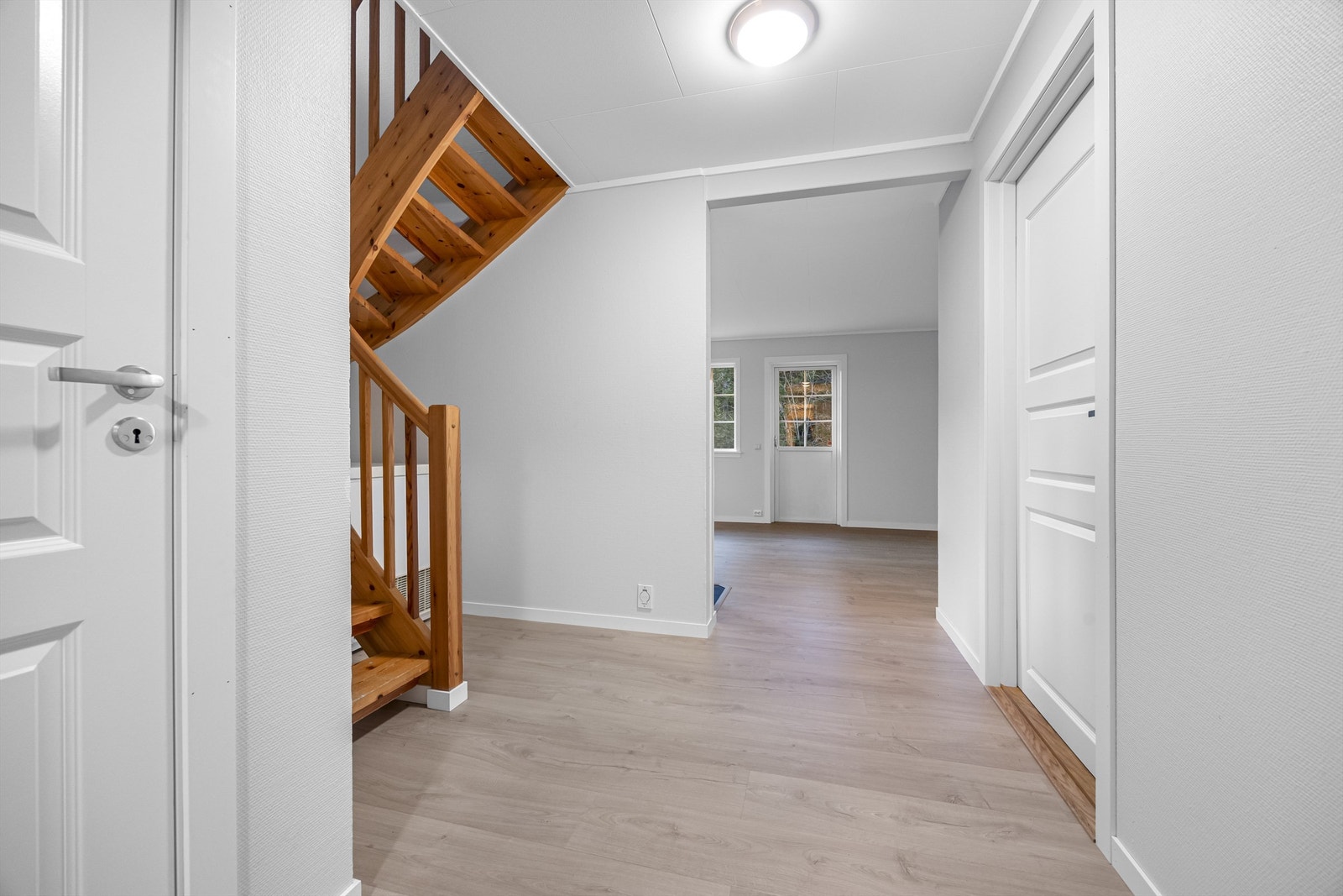 Nye gulv, malte overflater og nyere innedører i flere rom. Galleribilde