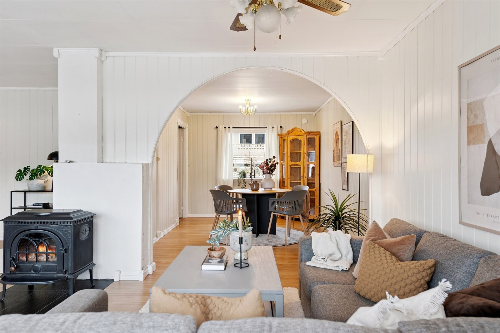 Den buede åpningen skaper en åpen og sosial atmosfære mellom stue og spisestue. Galleribilde