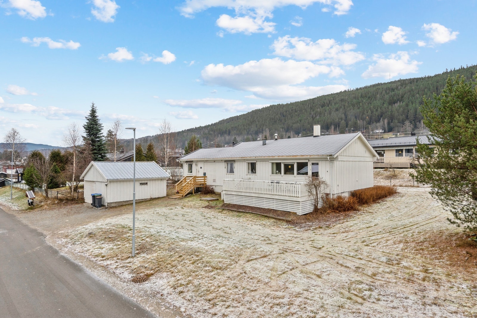 En innholdsrik enebolig med en praktisk planløsning, beliggende på en romslig tomt. Galleribilde