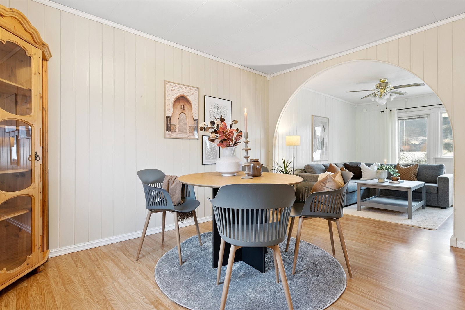 I tilknytning til stuen er det en egen sone for spisestue. Galleribilde