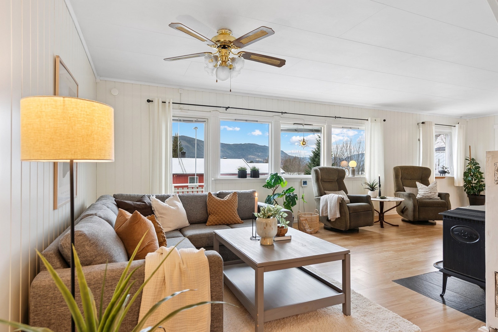 De store vindusflatene gir rikelig med dagslys. Galleribilde