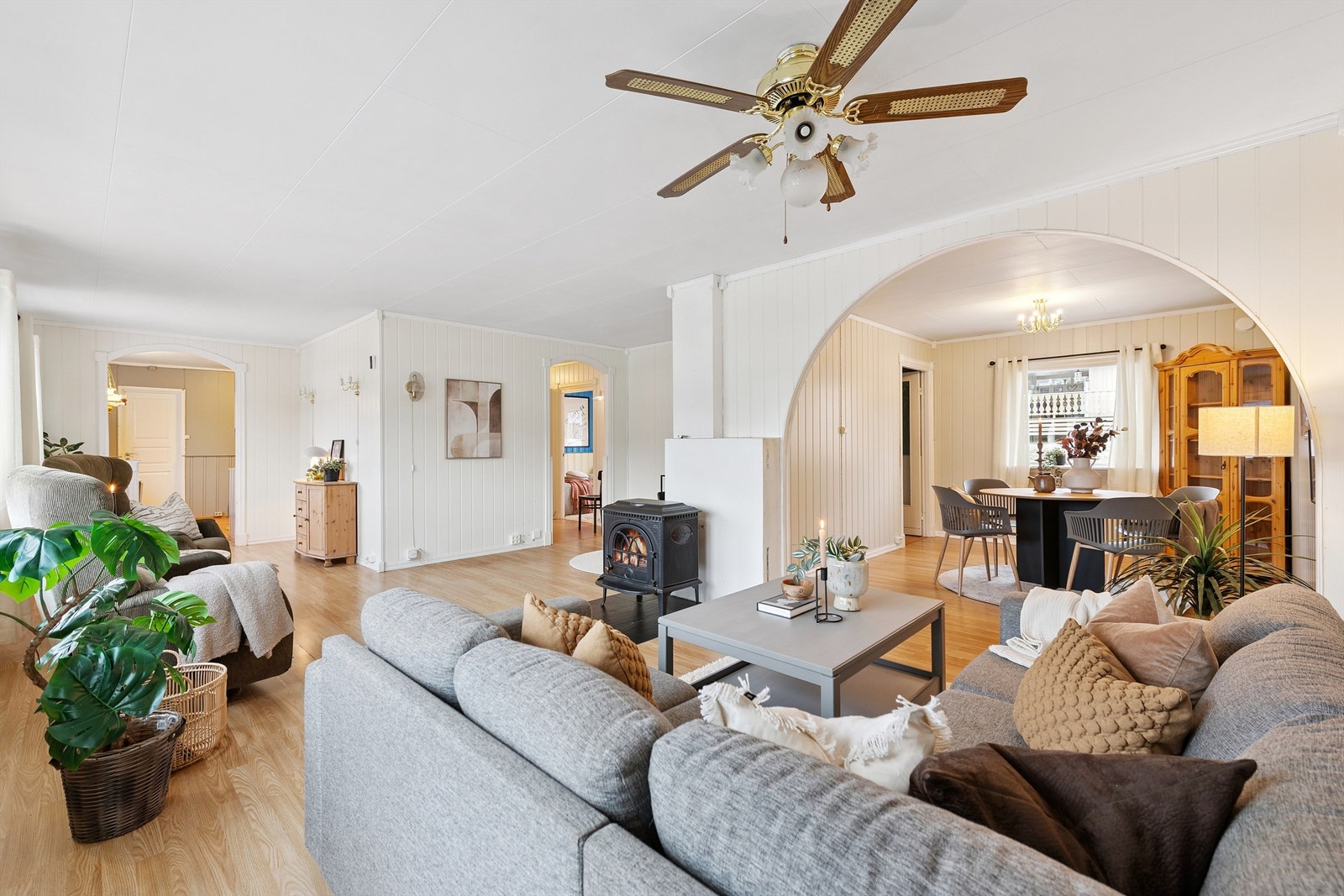 Stuen er et romslig og lyst samlingspunkt med god plass til sofagruppe. Galleribilde