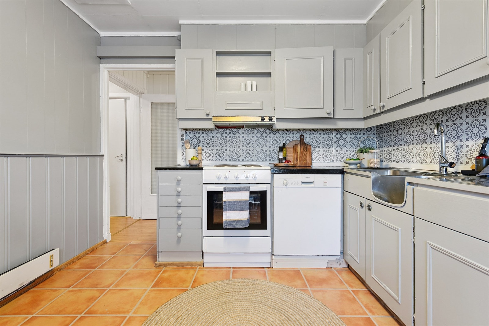 Kjøkkenet har en funksjonell innredning med gode arbeidsflater. Galleribilde