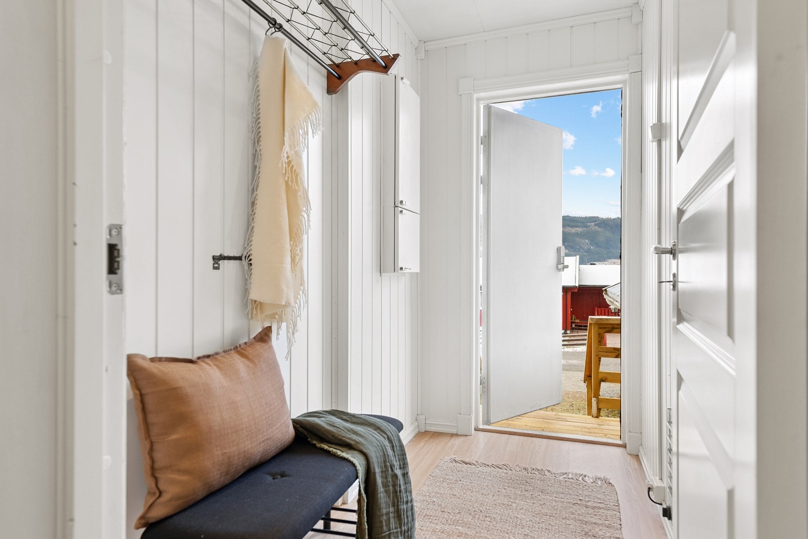 Velkommen inn i en lys entré med plass til oppbevaring av yttertøy. Galleribilde