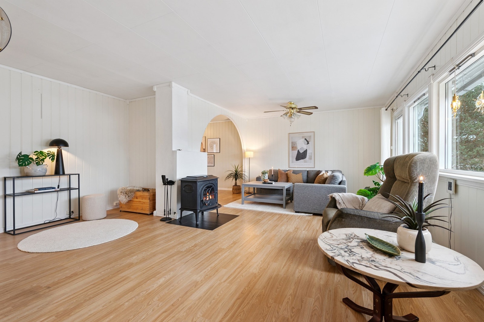 En sentralt plassert vedovn sørger for effektiv oppvarming på kalde dager. Galleribilde