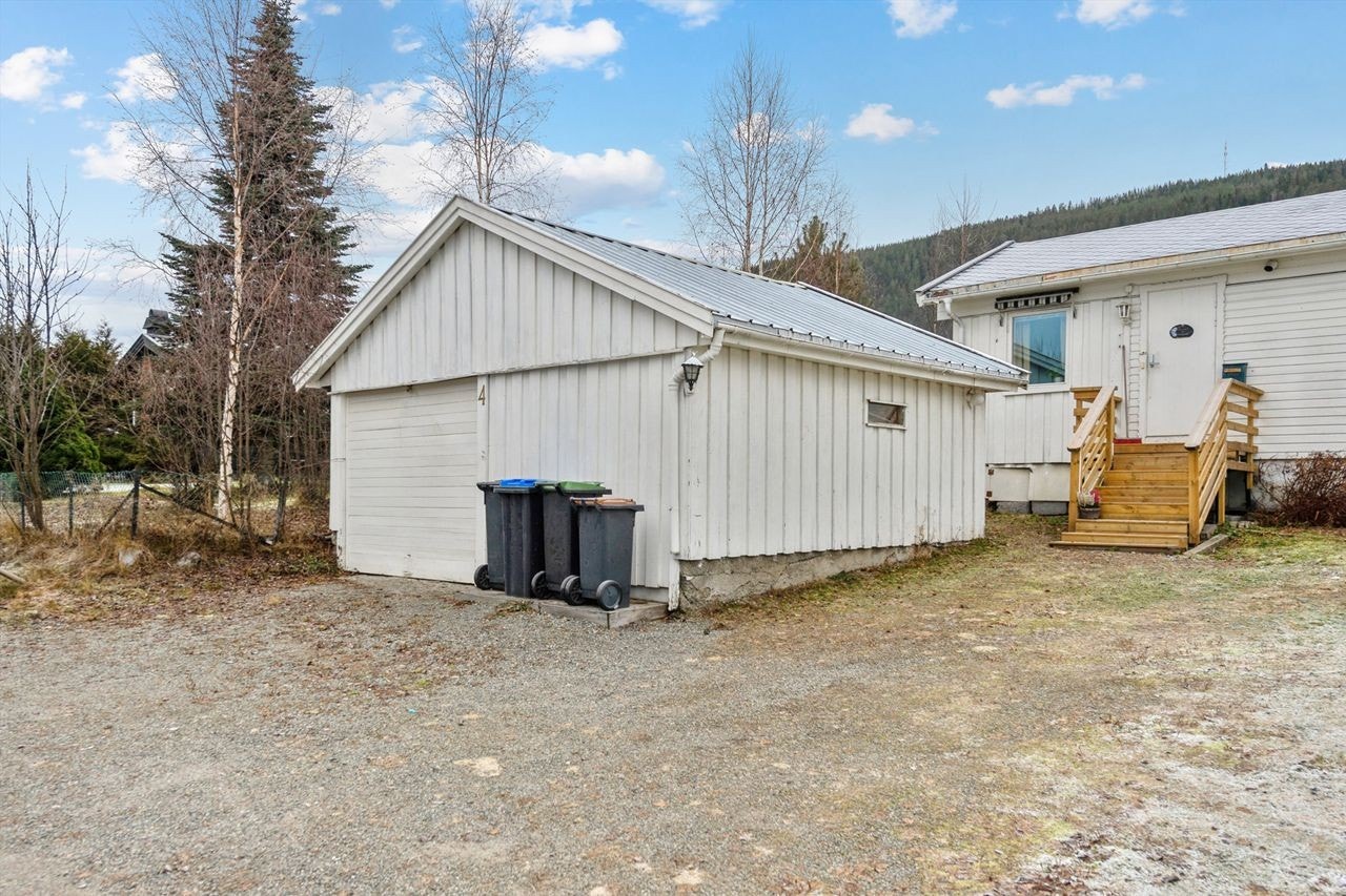 Til eiendommen hører en frittstående garasje med plass for bil og lagring. Galleribilde