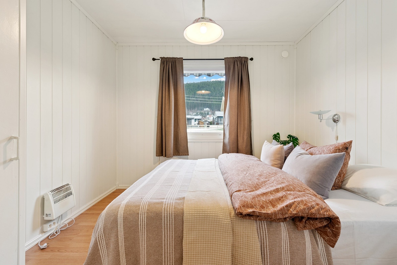 Hovedsoverommet har god plass til dobbeltseng og garderobeskap. Galleribilde