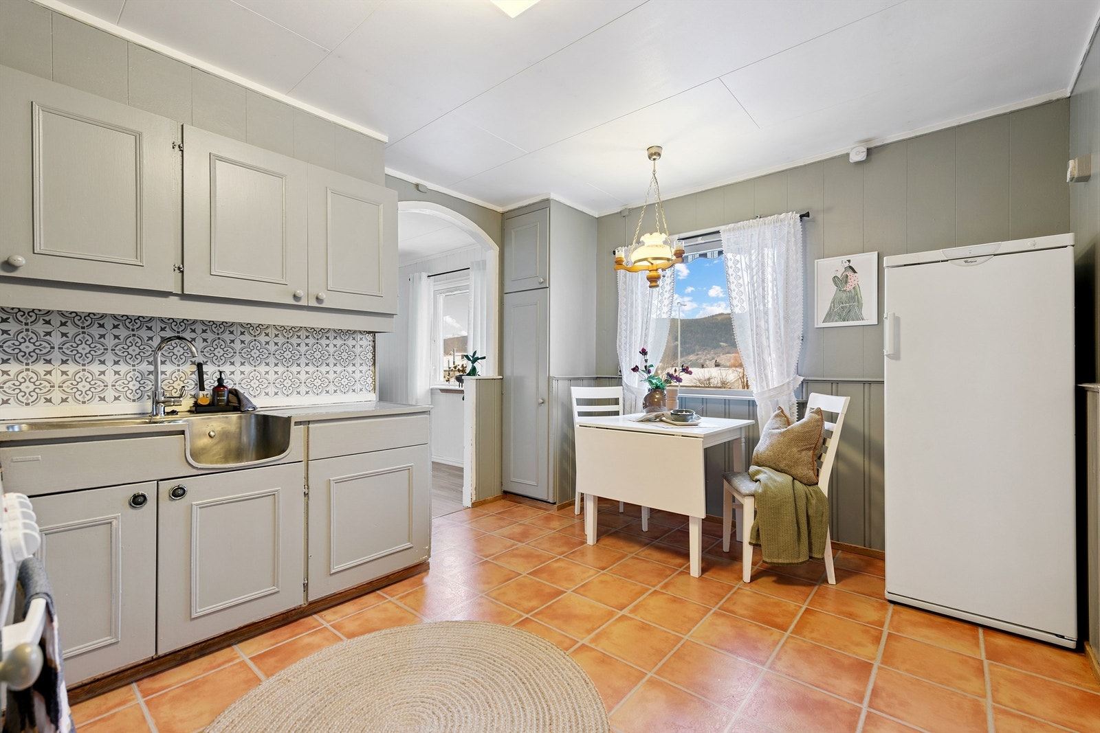 Kjøkkenet er et separat rom, men med enkel tilgang til boligens øvrige oppholdsrom. Galleribilde