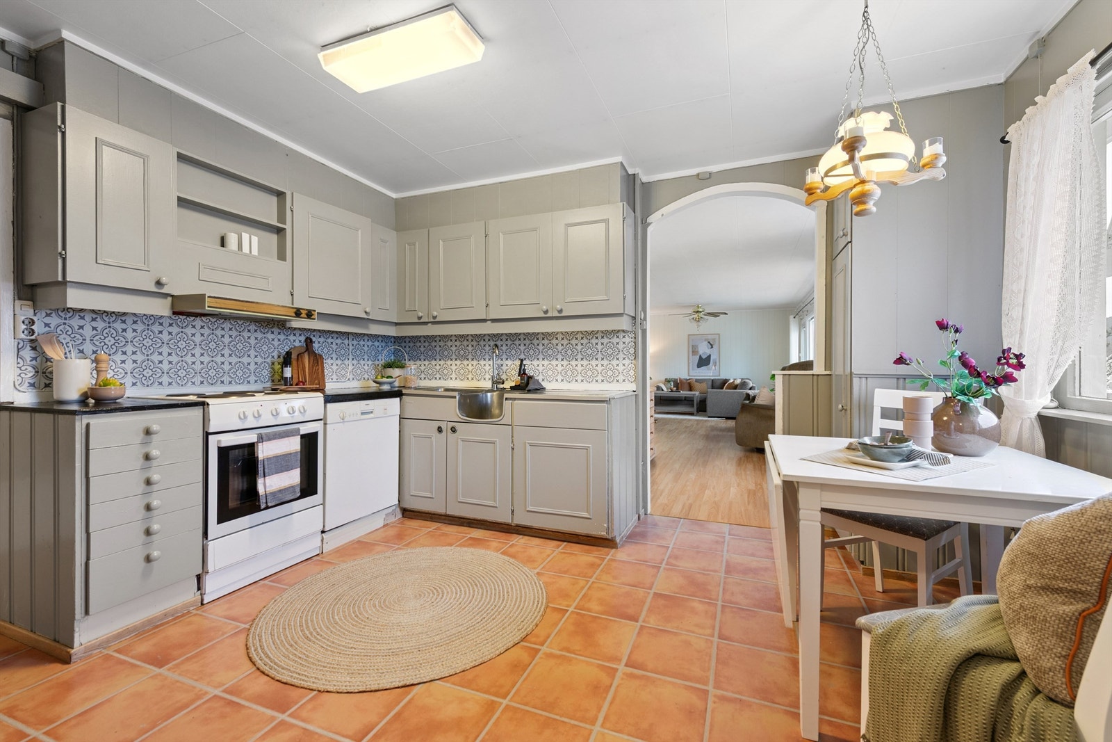 Innredningen har profilerte fronter og god skapplass for oppbevaring. Galleribilde