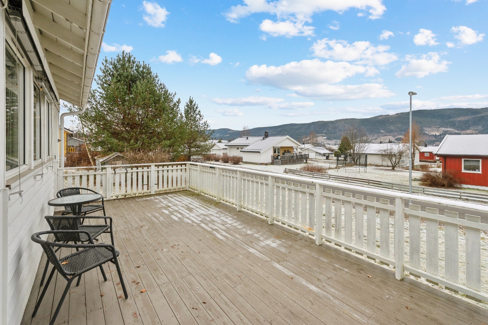 Fra stuen er det direkte utgang til en stor terrasse med gode solforhold. Galleribilde