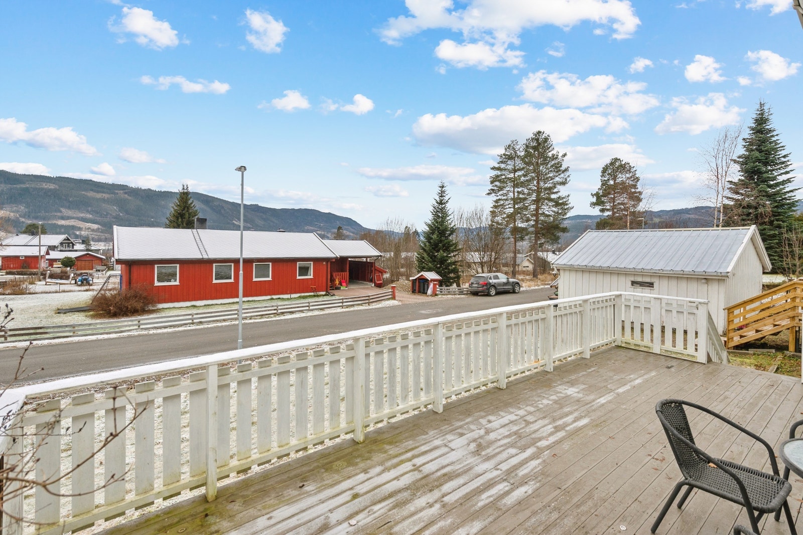 Fra eiendommen er det kort vei til Dokka barne- og ungdomsskole, samt servicetilbud som Spar og Rema 1000. Galleribilde