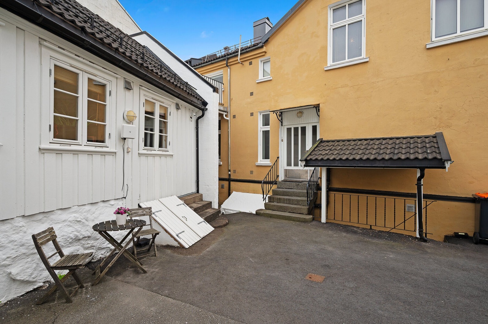 Hyggelig bakgård med korttidsparkering for beboerne. Galleribilde