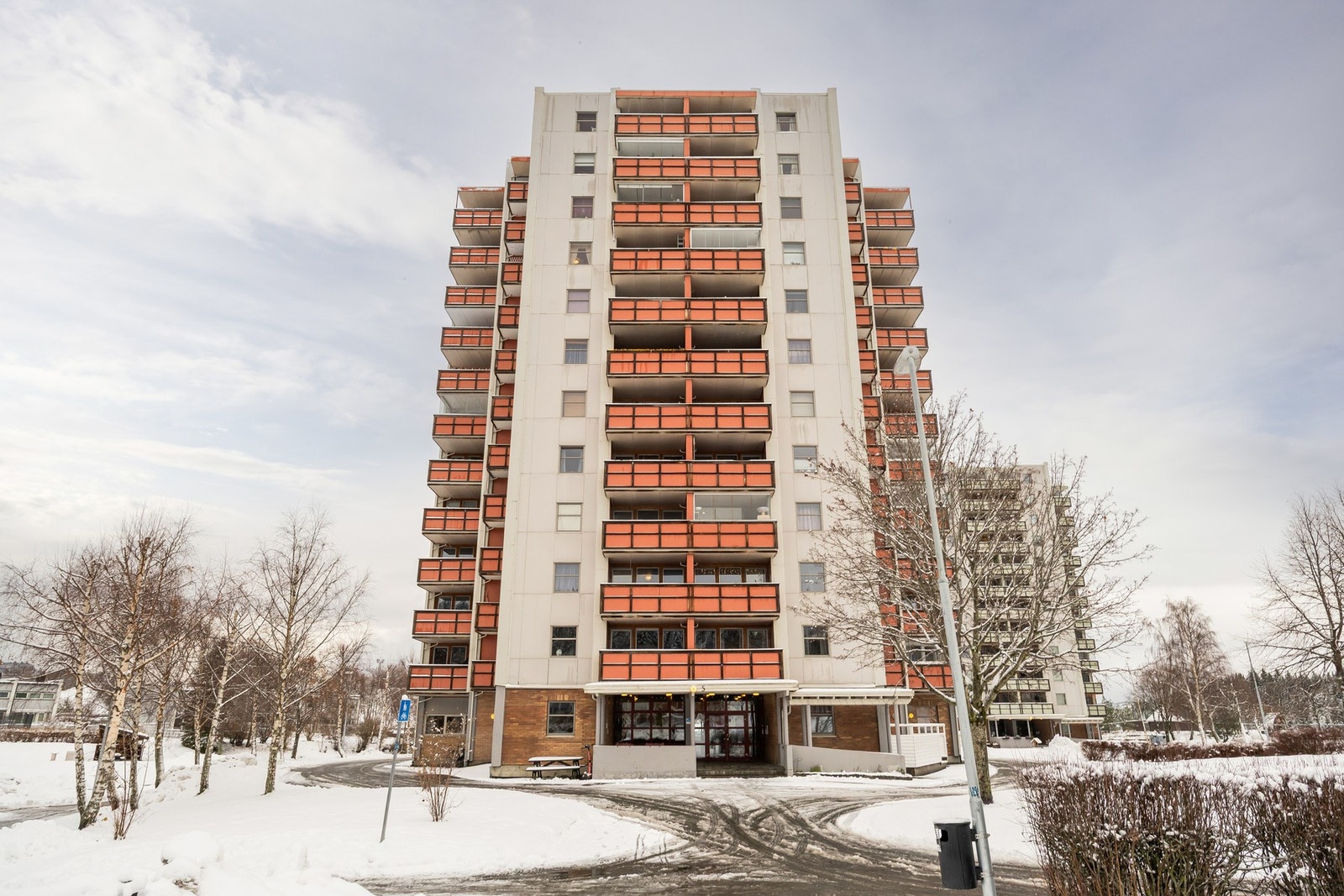 Bydelen Romolslia ligger idyllisk til med store friarealer og grøntområder rundt bebyggelsen. I området finnes barneskole, dagligvarebutikk, postkontor, frisør, fotballbane og en liten ballplass. Galleribilde