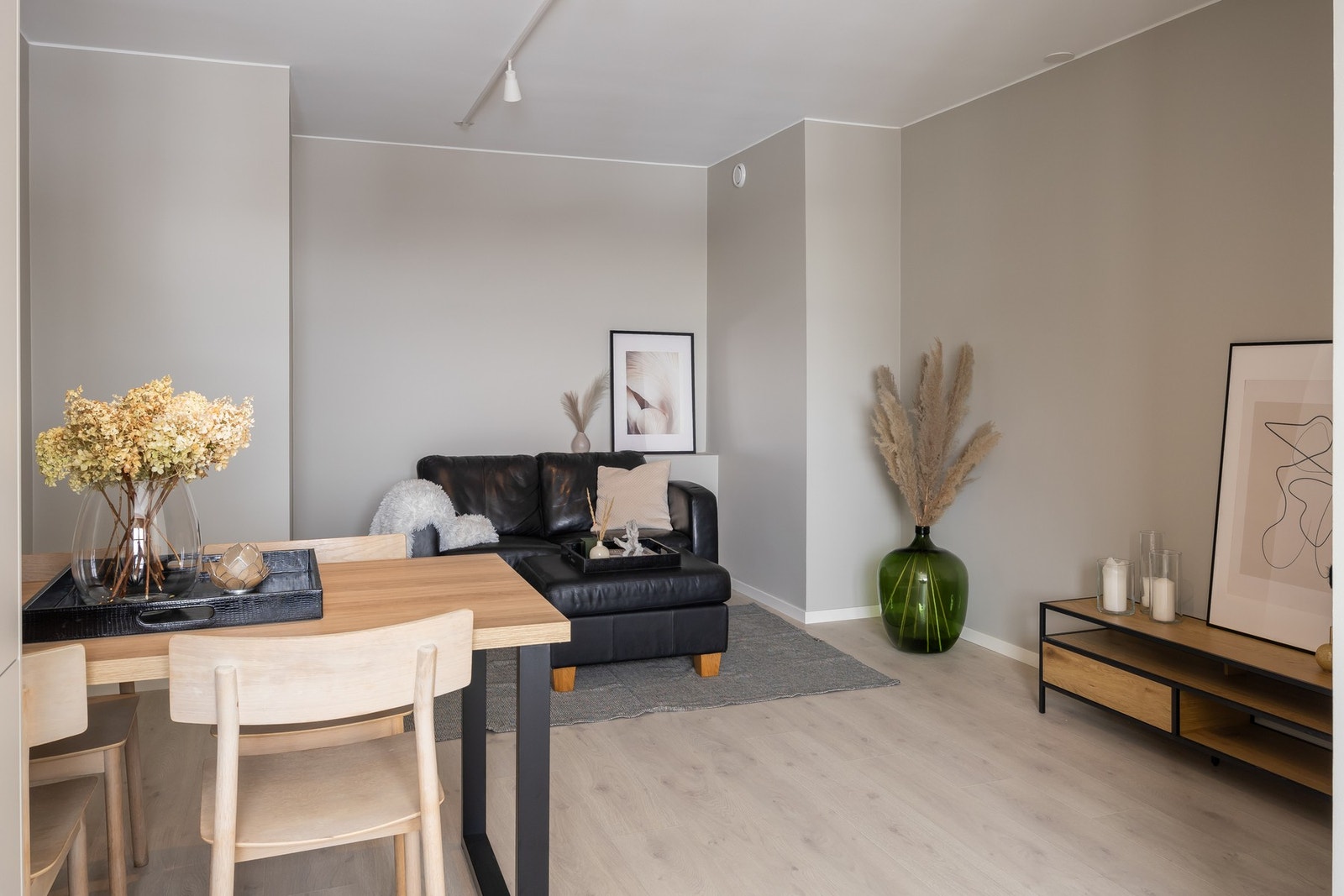 Stuen har plass til sofa og spisebord. Galleribilde