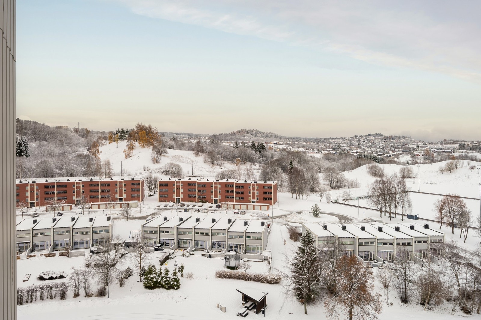 God med parkeringsplass på borettslagets tomt, samt mulighet for leie av garasje. Galleribilde