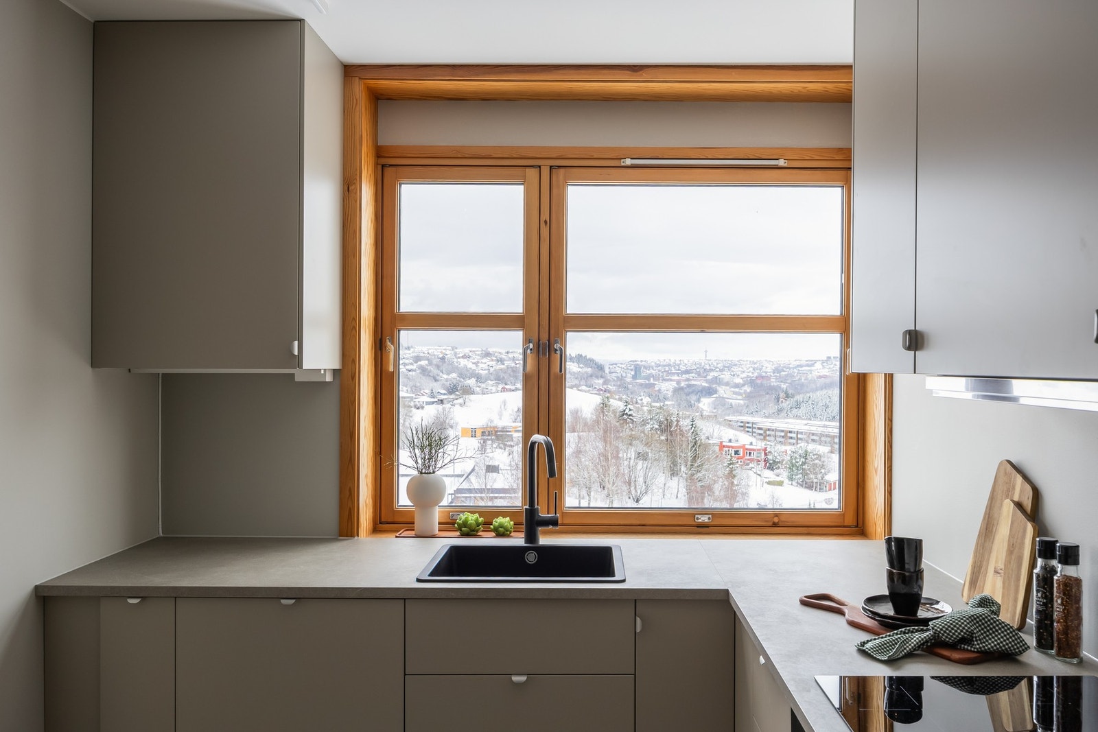 Moderne kjøkken med mye skap- og benkeplass, nytt i 2025 Galleribilde