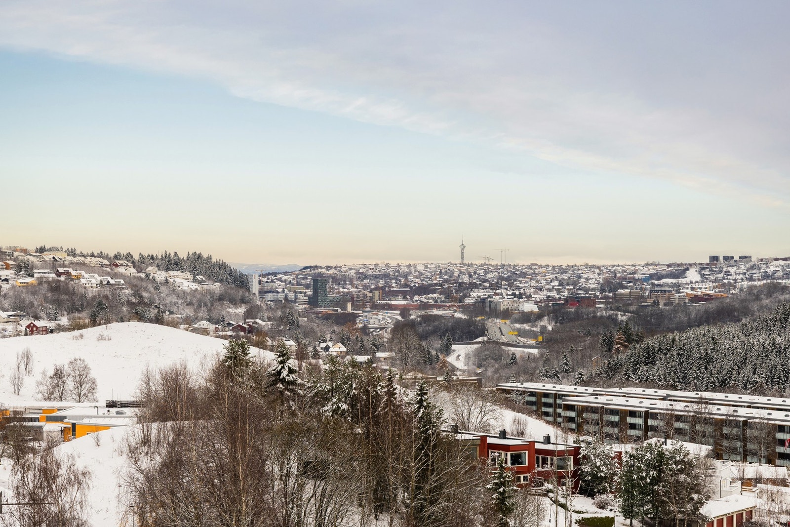Leiligheten ligger i 10. etasje med vid utsikt. Galleribilde