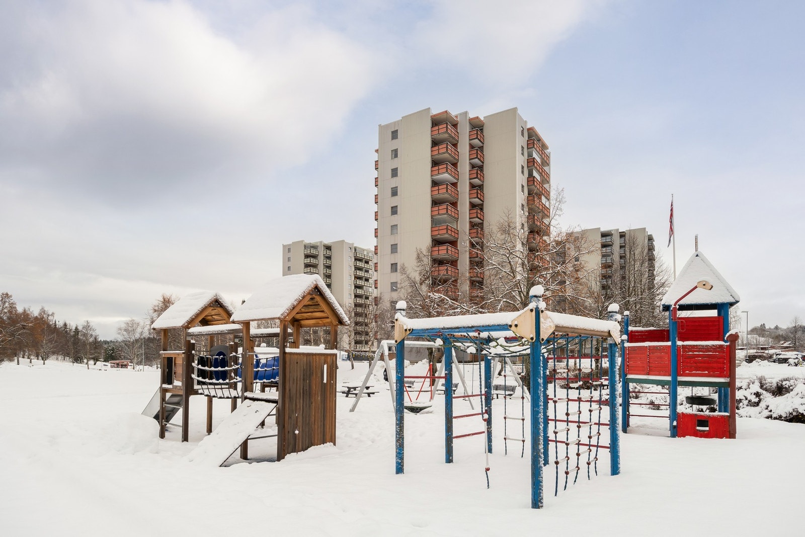 Fra leiligheten har du umiddelbar tilgang til barnehage, barneskole, dagligvarebutikk og bussforbindelse. Galleribilde