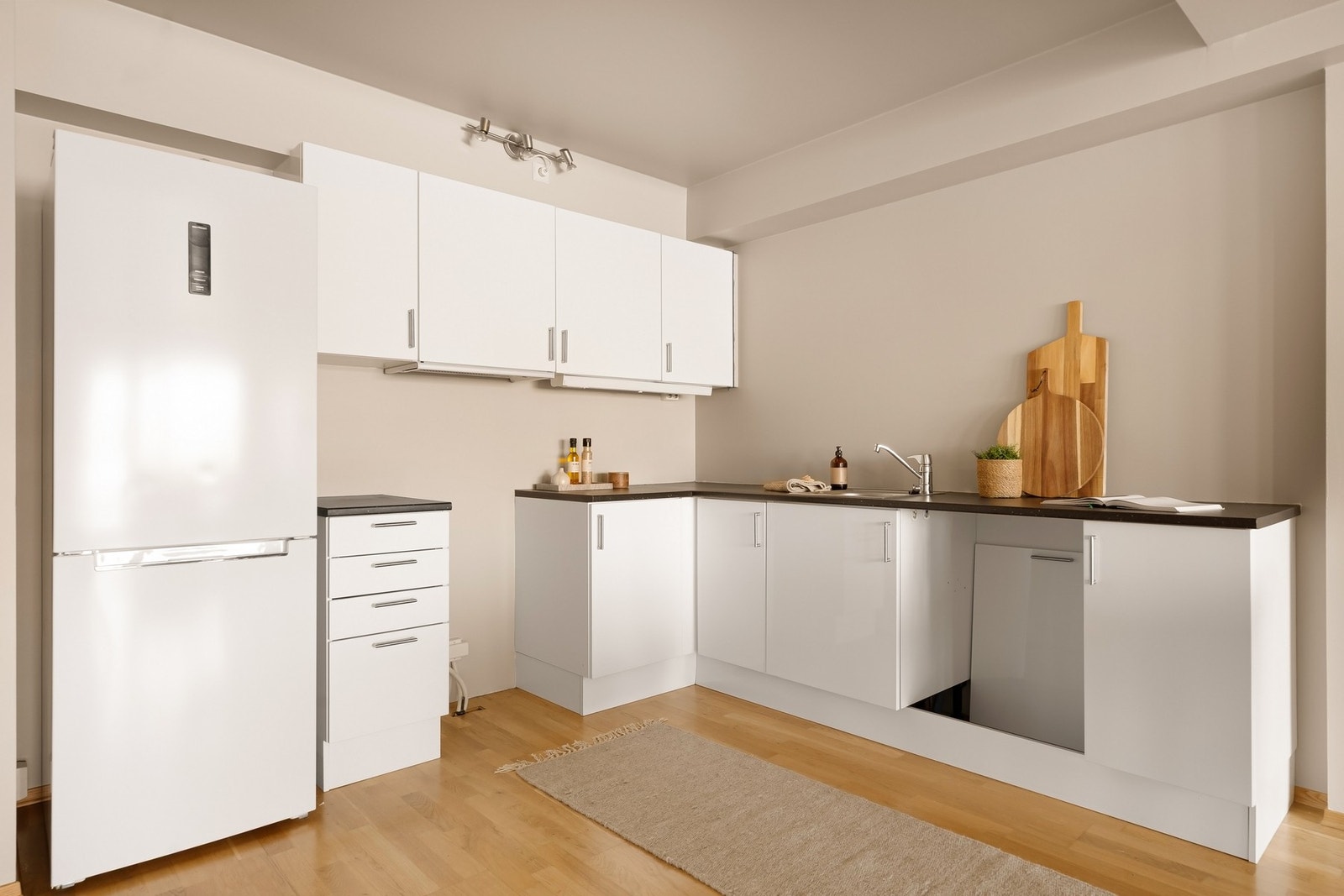 Designa kjøkken i hvit med glatte fronter Galleribilde