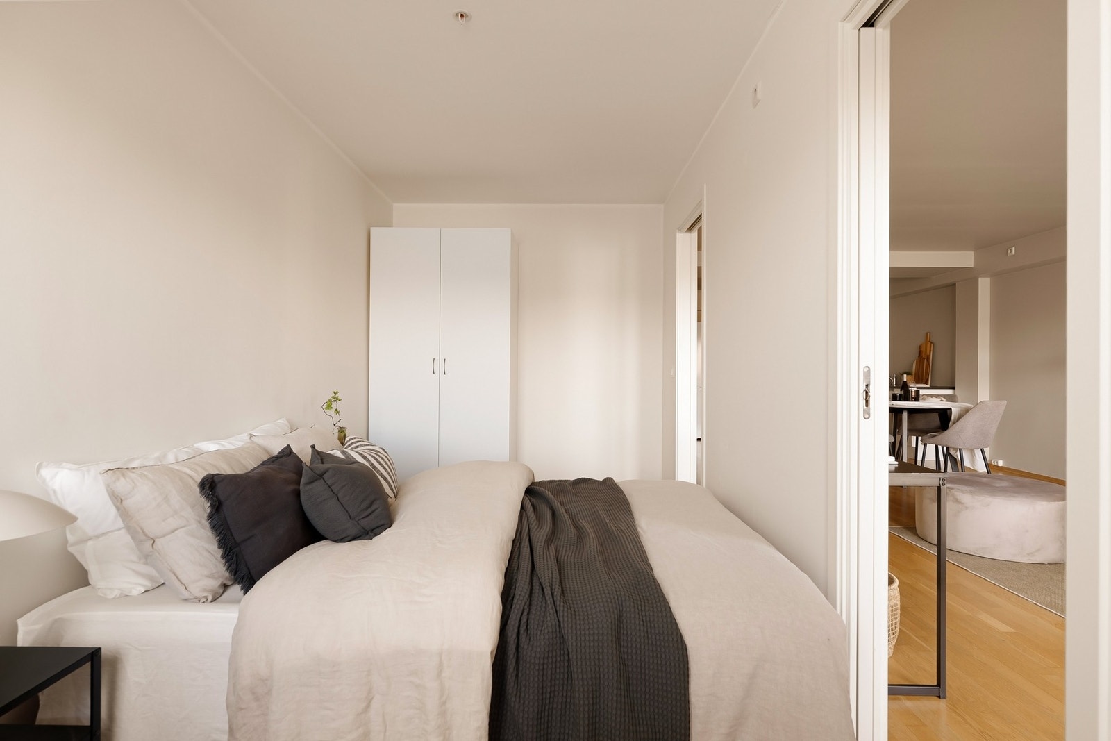 2 dører som gjør tilgangen til garderobeskapet enkel Galleribilde