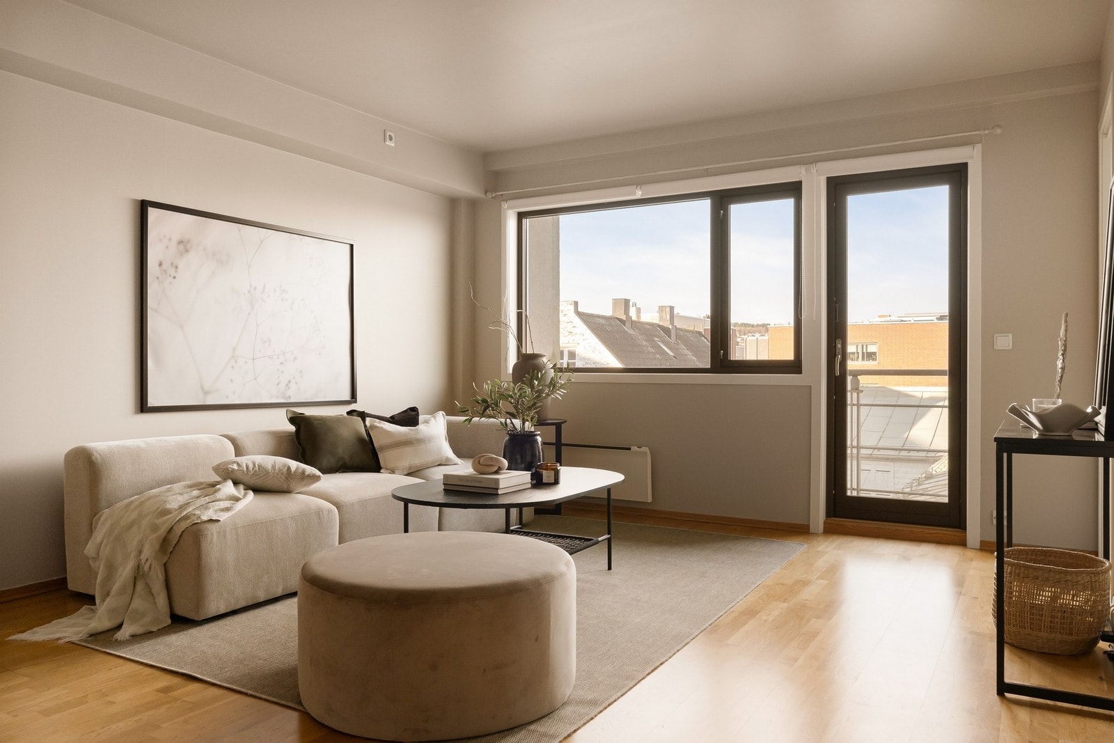 Delikate farger i stuen med store vinduer og direkte utgang til balkong Galleribilde