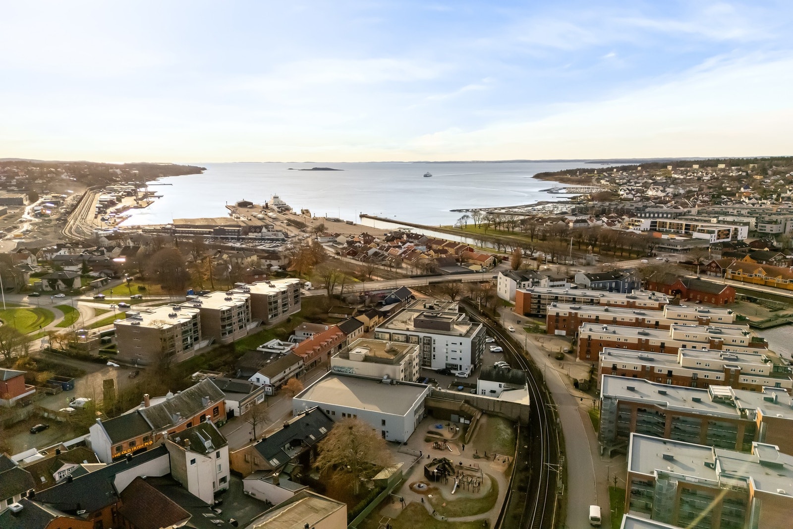 Kort vei til togstasjonen, gangavstand til sentrum og flotte turmuligheter langs sjøen. Galleribilde