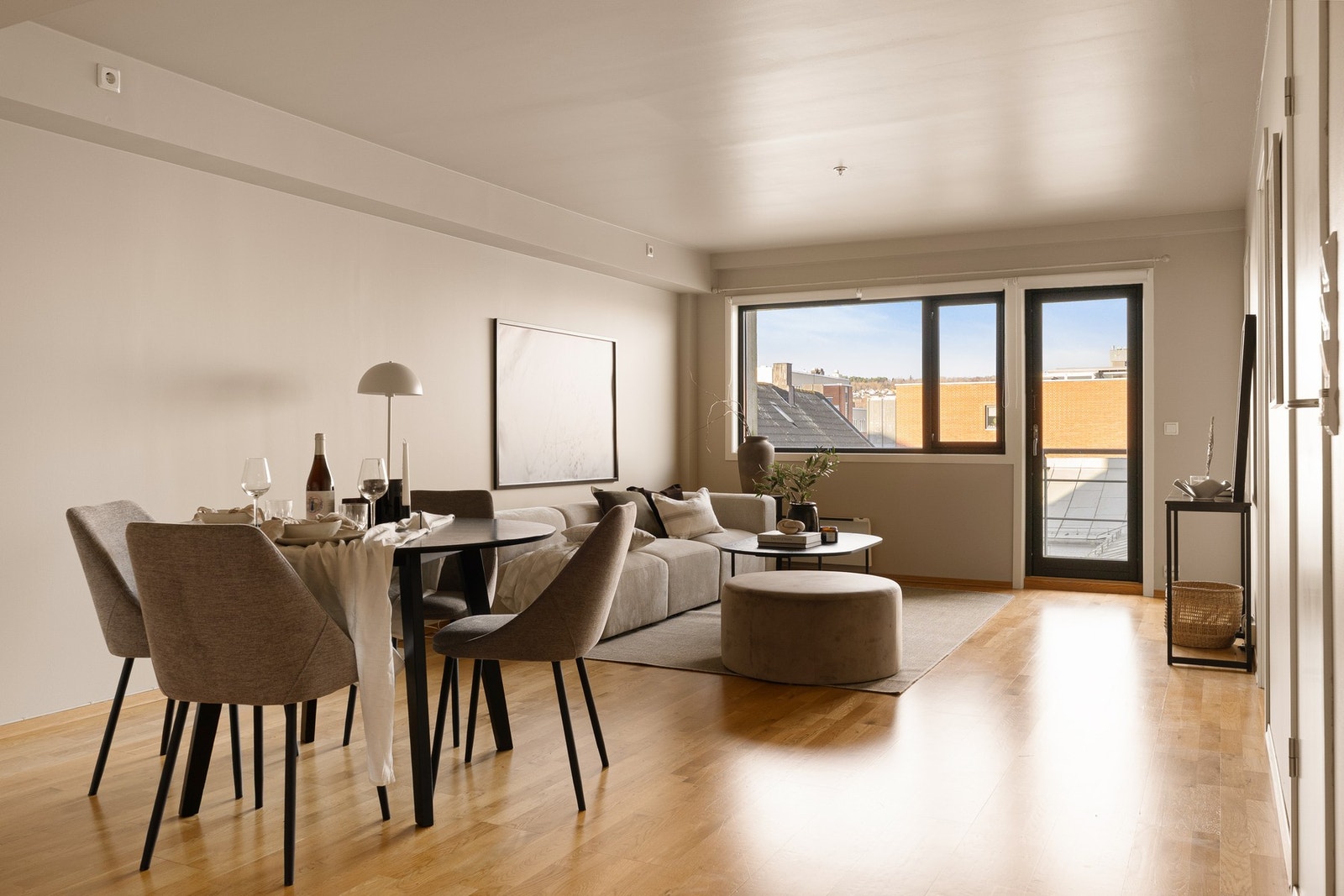 Lys og romslig stue med god plass til både spisebord og sofagruppe Galleribilde