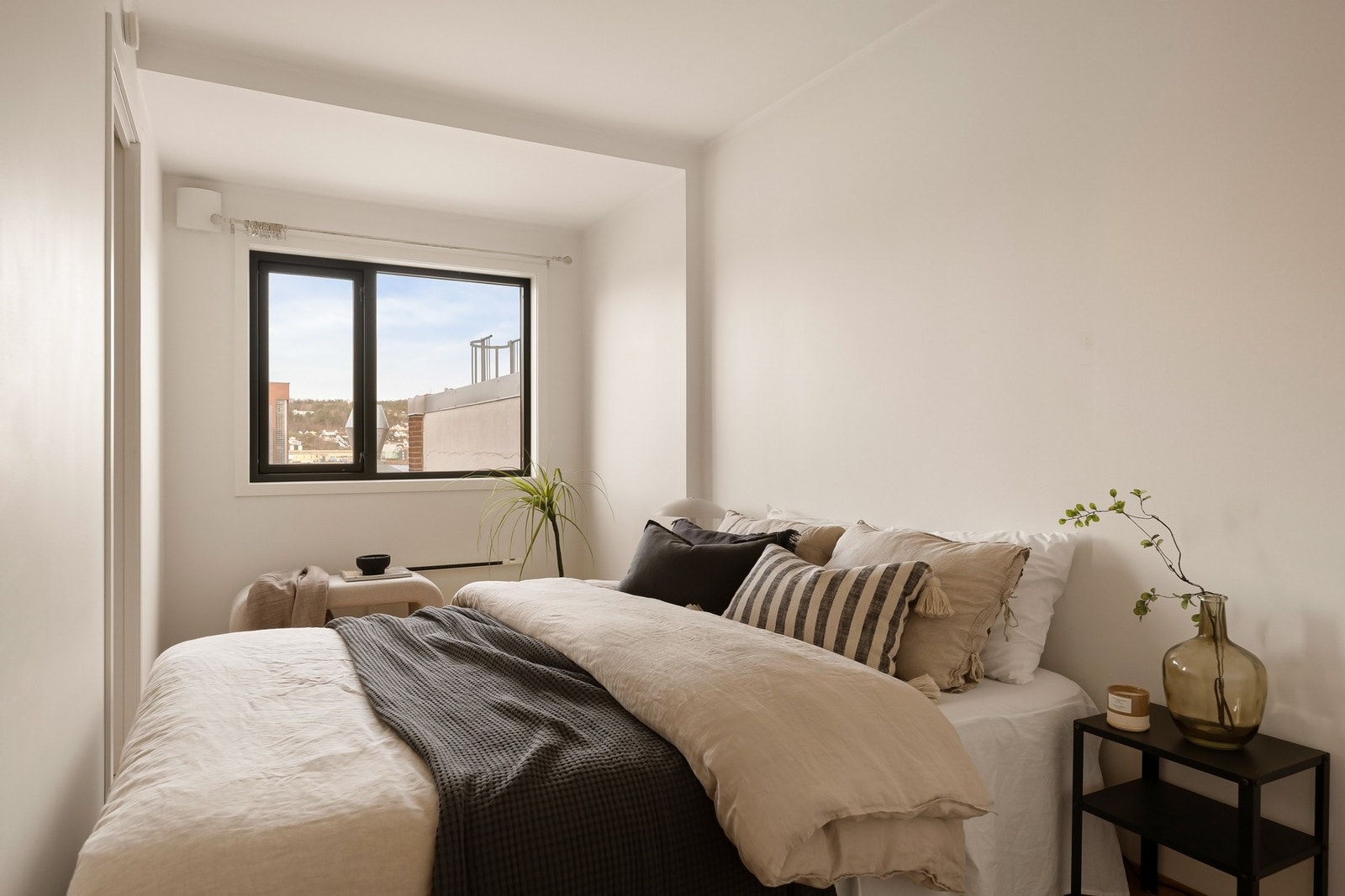 Lyst og innbydende soverom med god plass til dobbeltseng Galleribilde