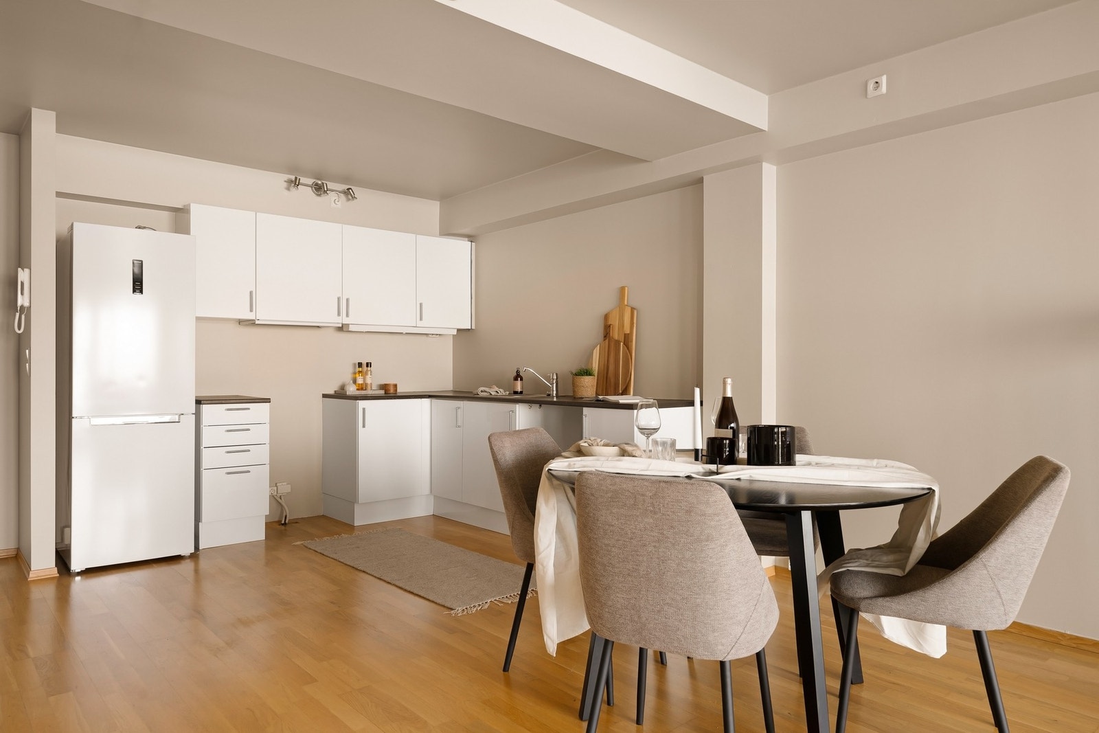 Kjøkkenet ligger smart plassert og gir en god helhet med resten av oppholdsrommet Galleribilde