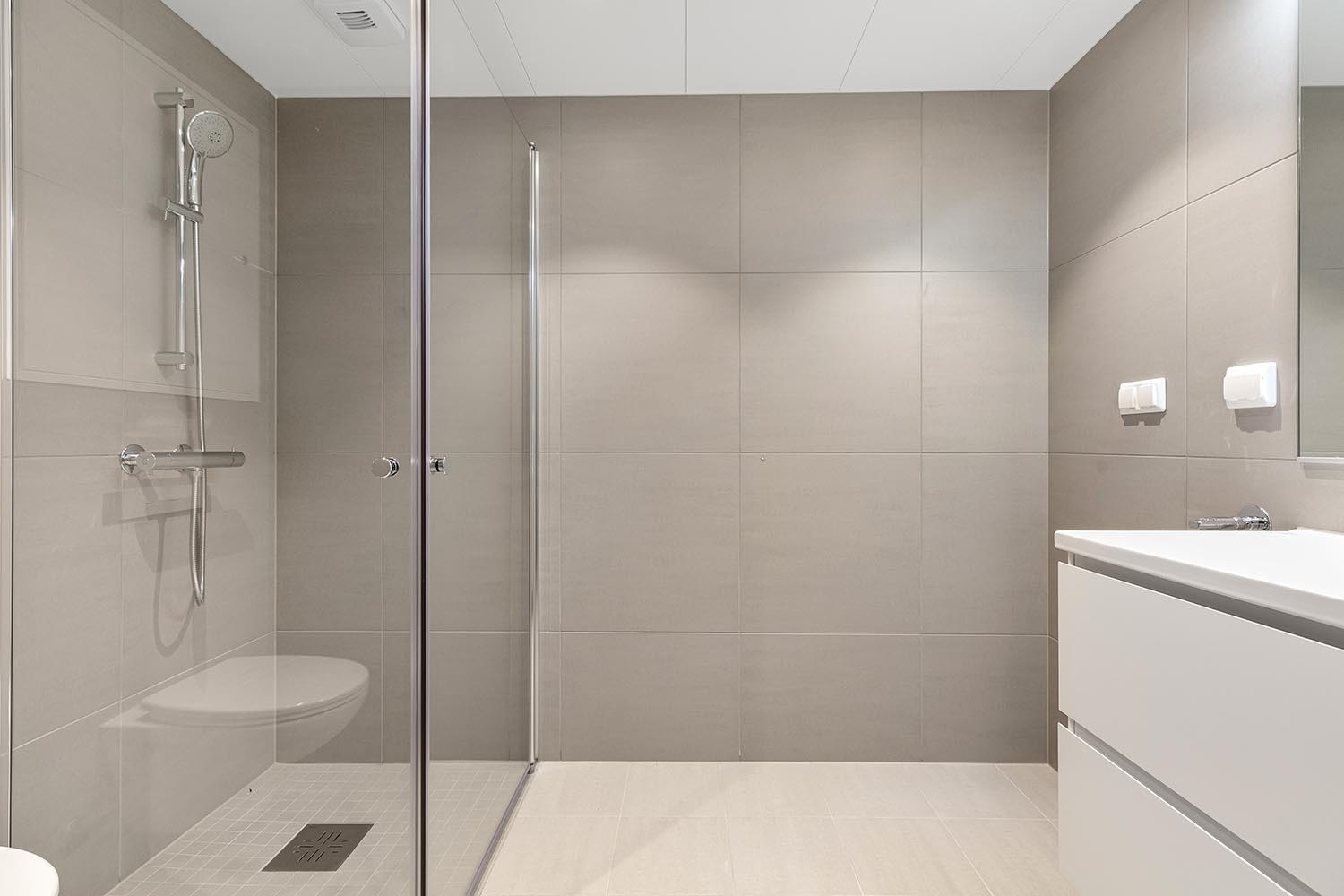 Romslig bad med toalett, servant og hjørnedusj Galleribilde