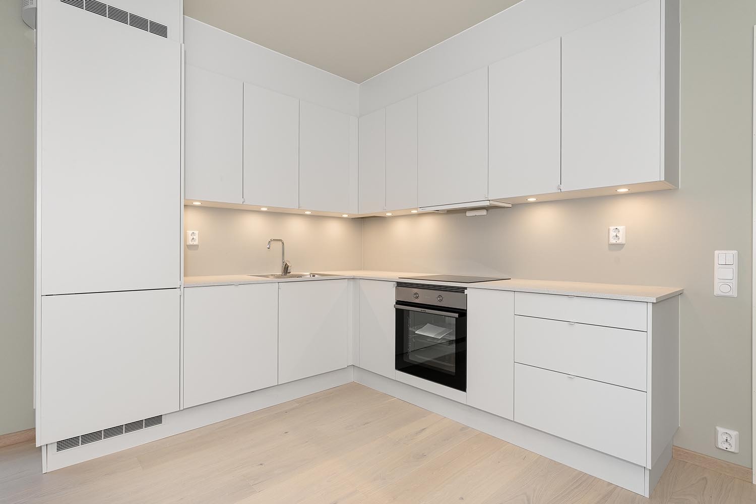 Kjøkken godt med både skap- og benkeplass Galleribilde