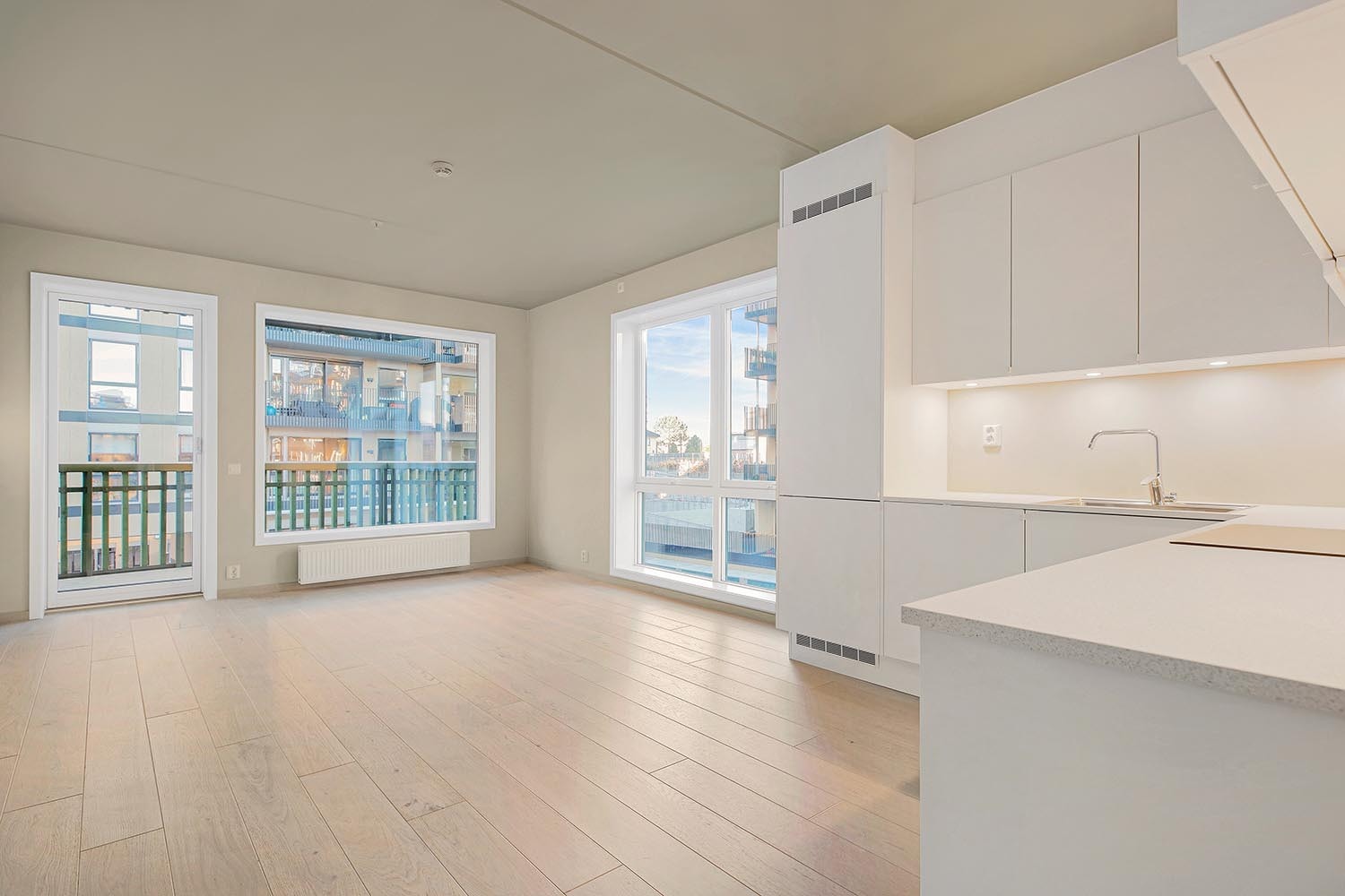 Lys stue med utgang til balkong Galleribilde