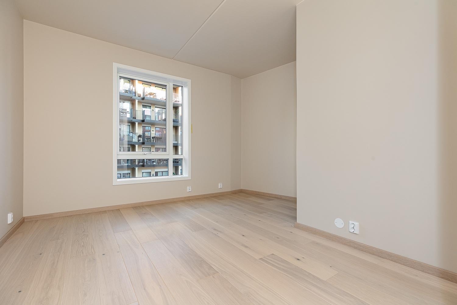 Hovedsoverom med plass til dobbeltseng og garderobeskap Galleribilde