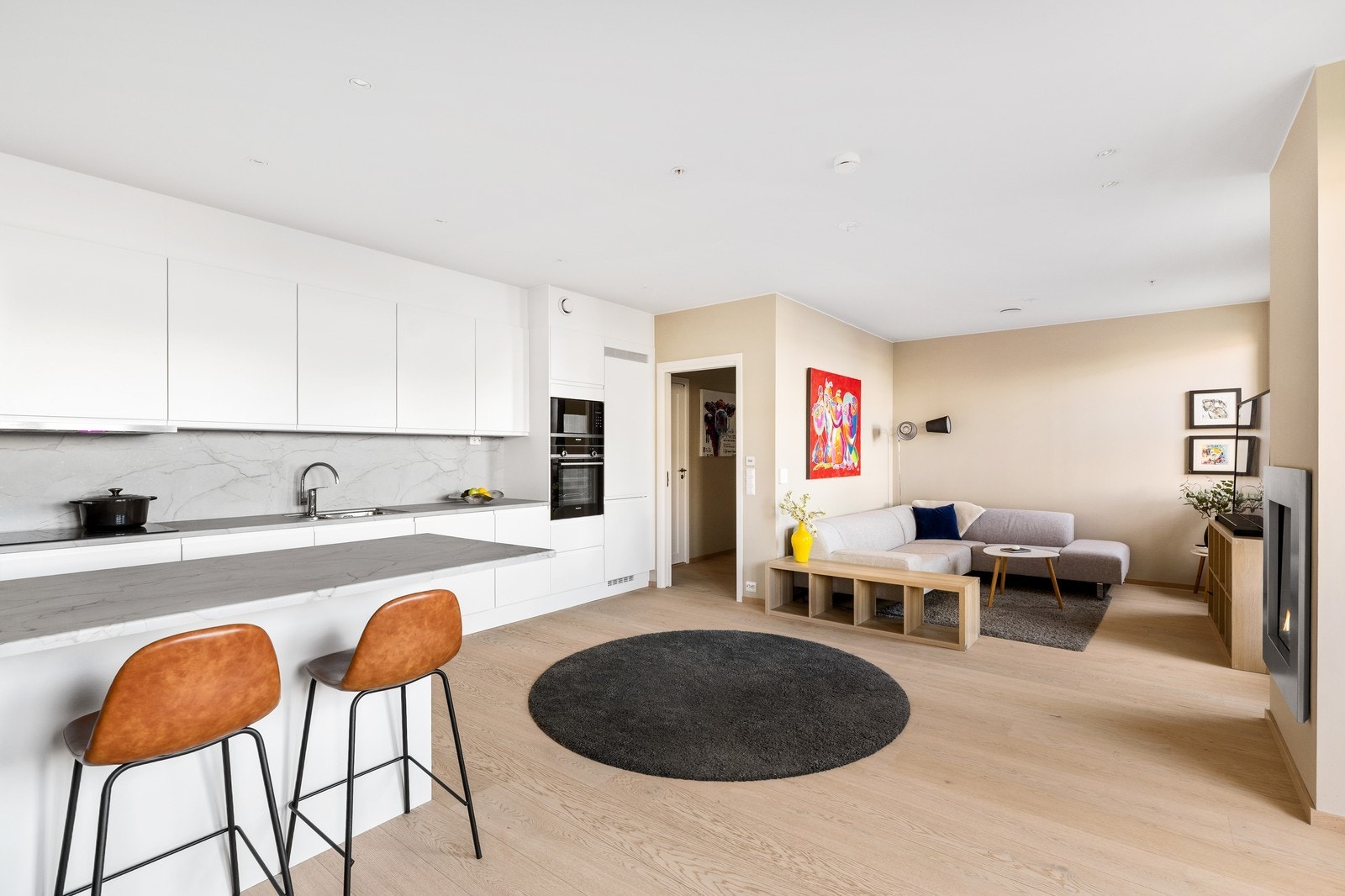 Stue og kjøkken i åpen løsning Galleribilde