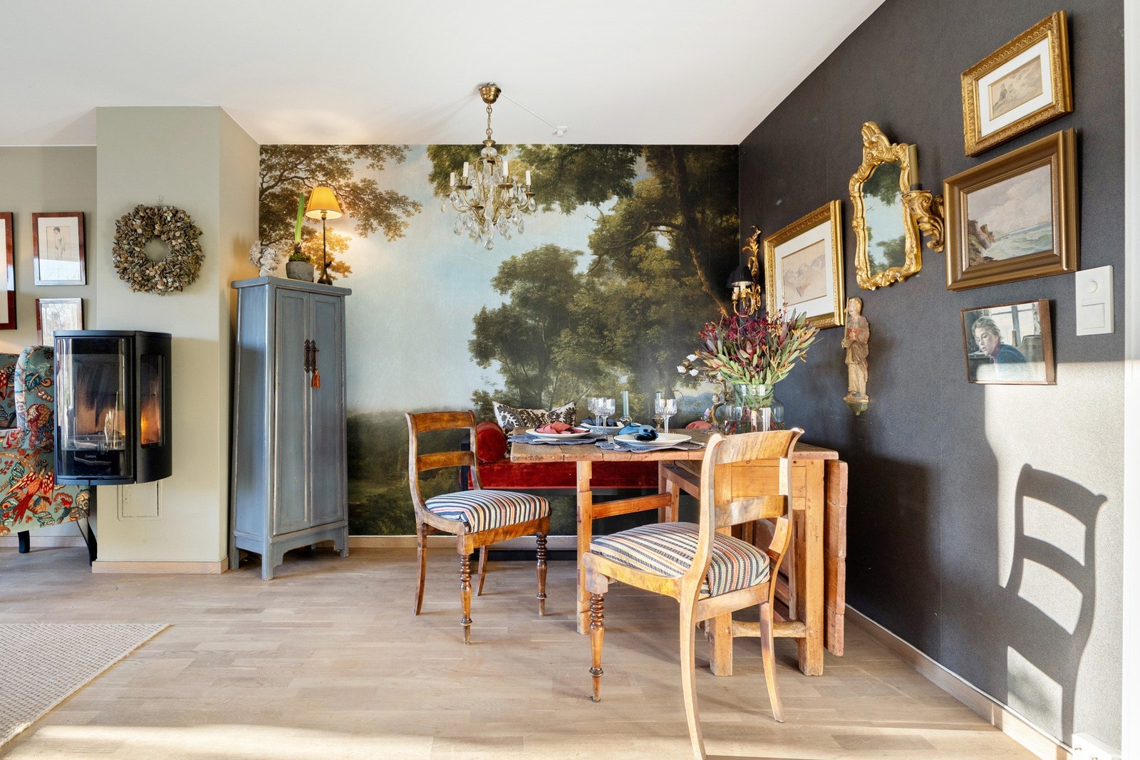 Ved installering av peisen ble pipeløpet også fornyet i 2024, i tillegg ble det utført rørfornying i regi av sameiet i 2023. Galleribilde