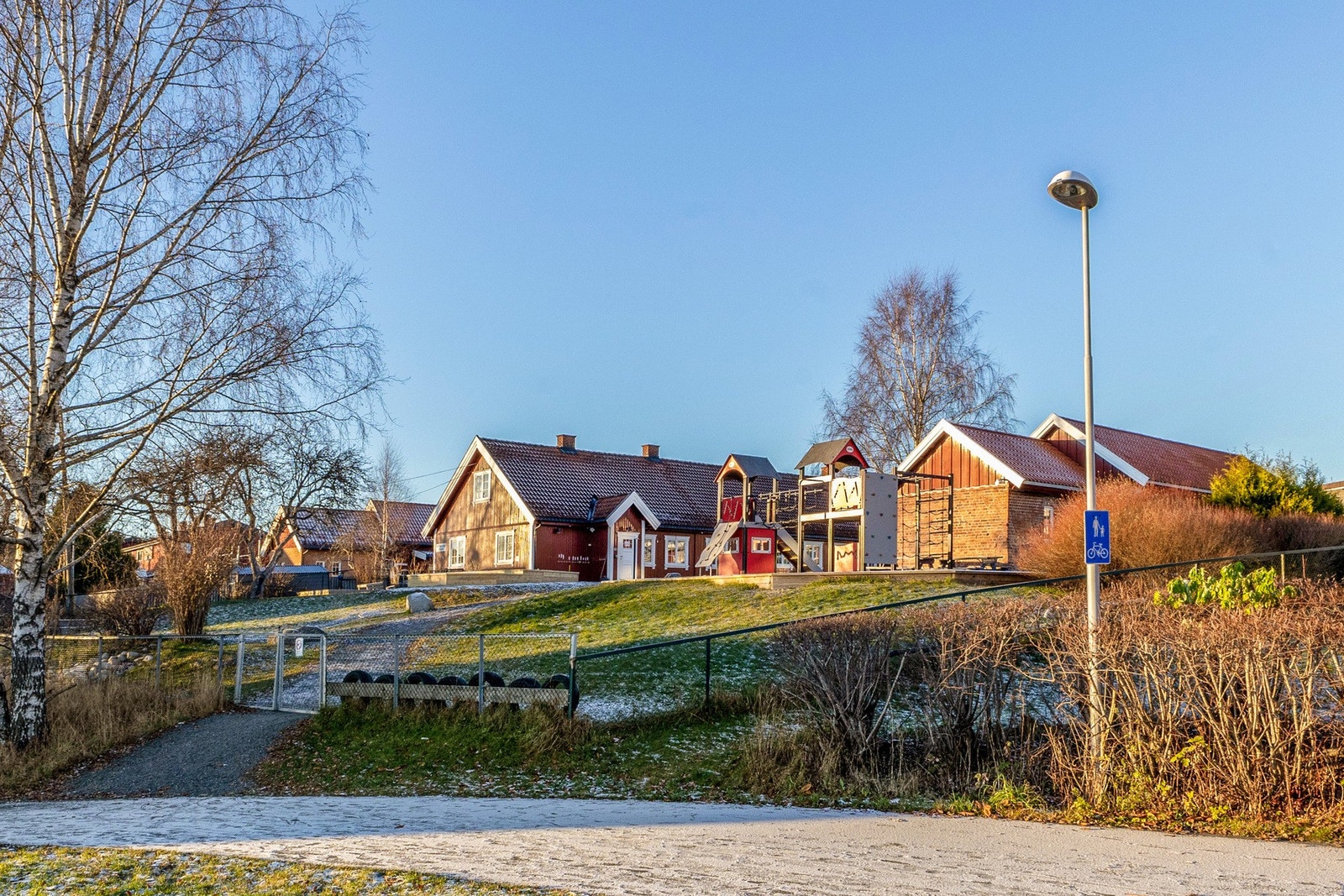 Boligen ligger i et veletablert og barnevennlig boligområde - Grini barnehage ligger kun et steinkast unna boligen (100 meter) Galleribilde