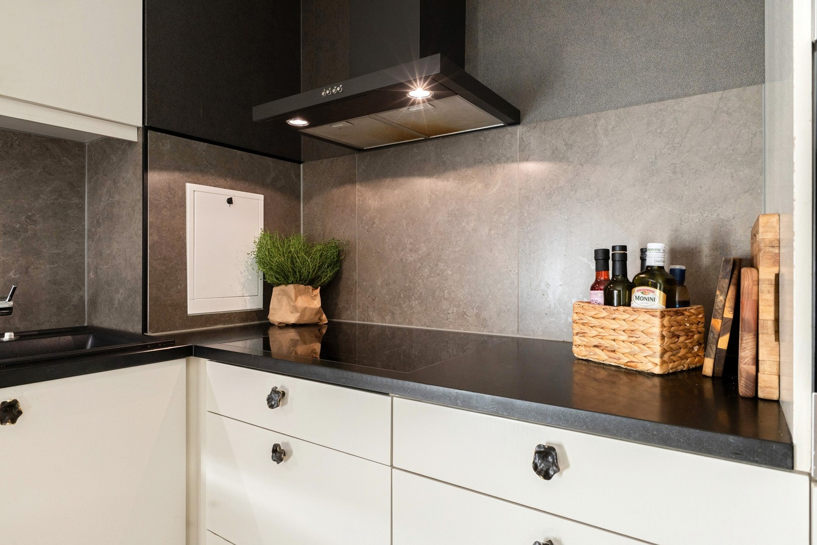 Det er lagt flis på vegg over benkeplaten, som bidrar til enkelt vedlikehold og forhindrer skader på vegg som følge av vannsprut eller stekeos. Galleribilde