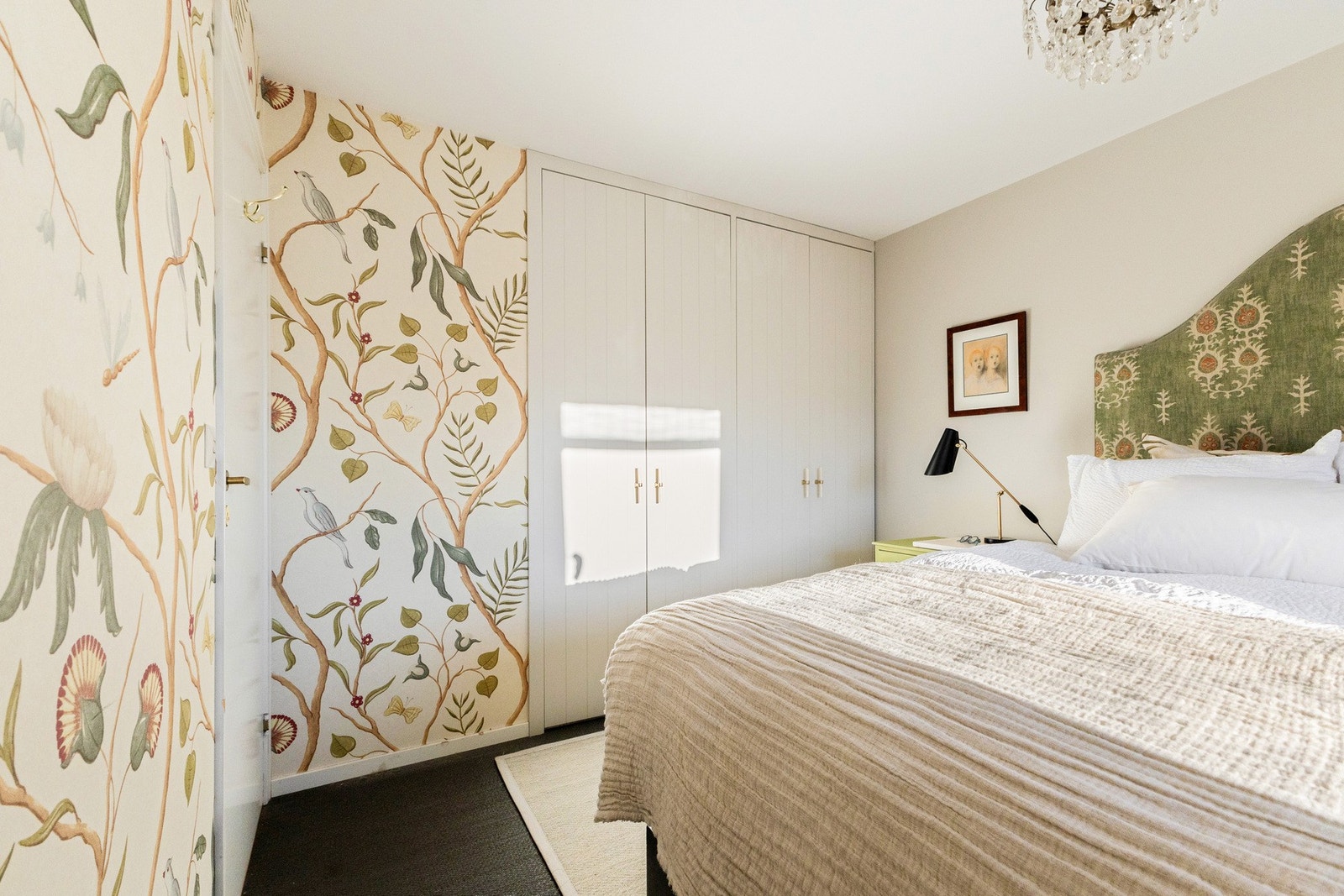 Det er satt inn et romslig garderobeskap, som medfølger salget. Galleribilde