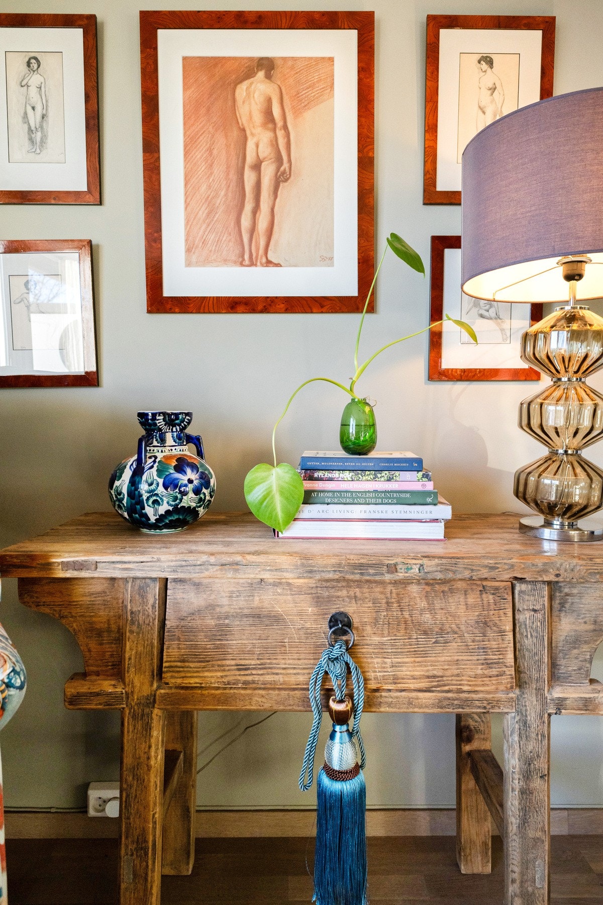 Veggene er smakfullt tapetsert med kvalitetstapet og gulvet er dekket med parkett. Galleribilde