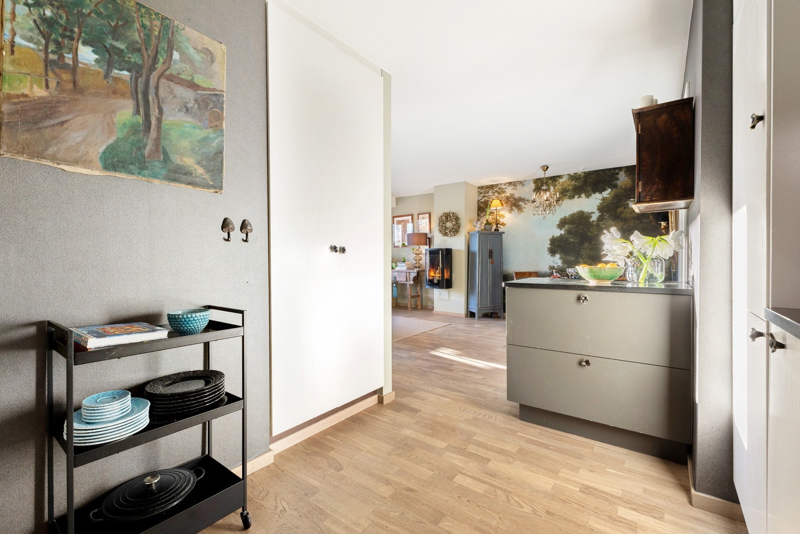 Det er god skap- og benkeplass for matlaging og oppbevaring av kjøkkenredskaper. Galleribilde