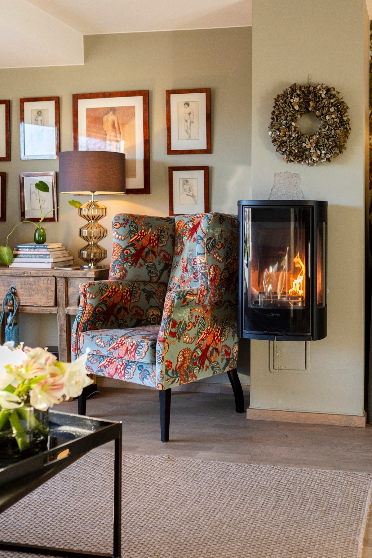 Sentralt i rommet er det en koselig peis fra 2024 som byr på ekstra varme og lun atmosfære på kalde dager. Galleribilde