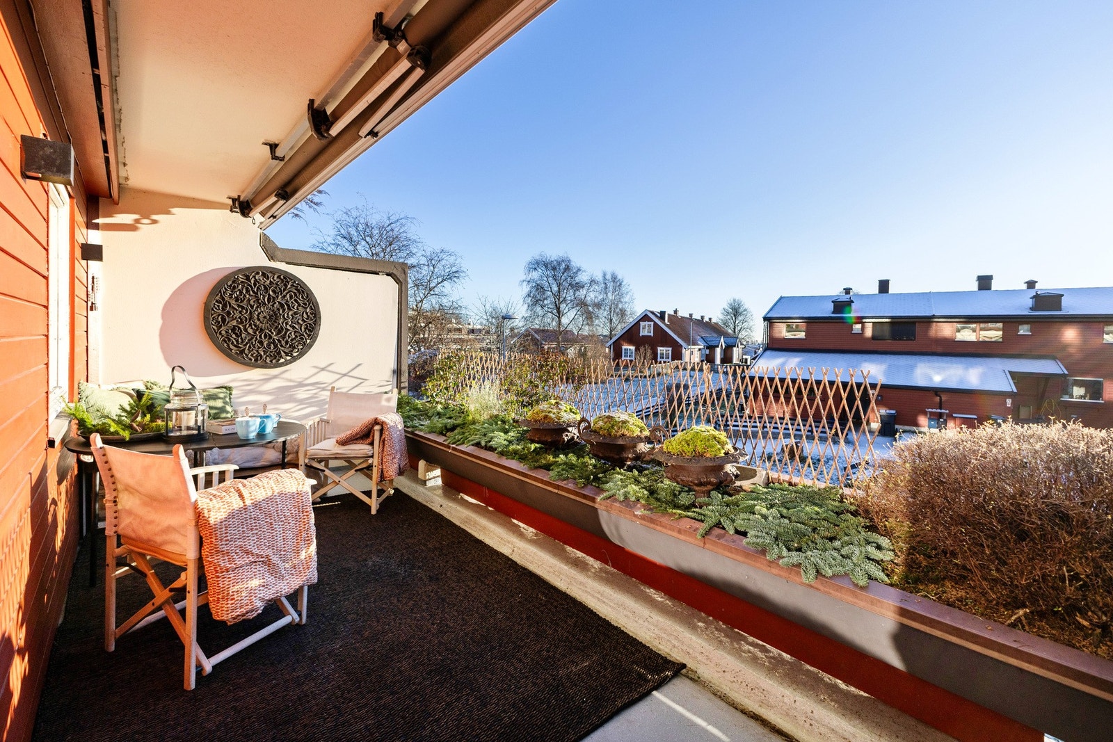 Balkongen byr på hyggelig utsyn mot nabolaget og meget gode solforhold med sol på balkongen fra ca. kl. 10.00-20.00 på sommerstid. Galleribilde