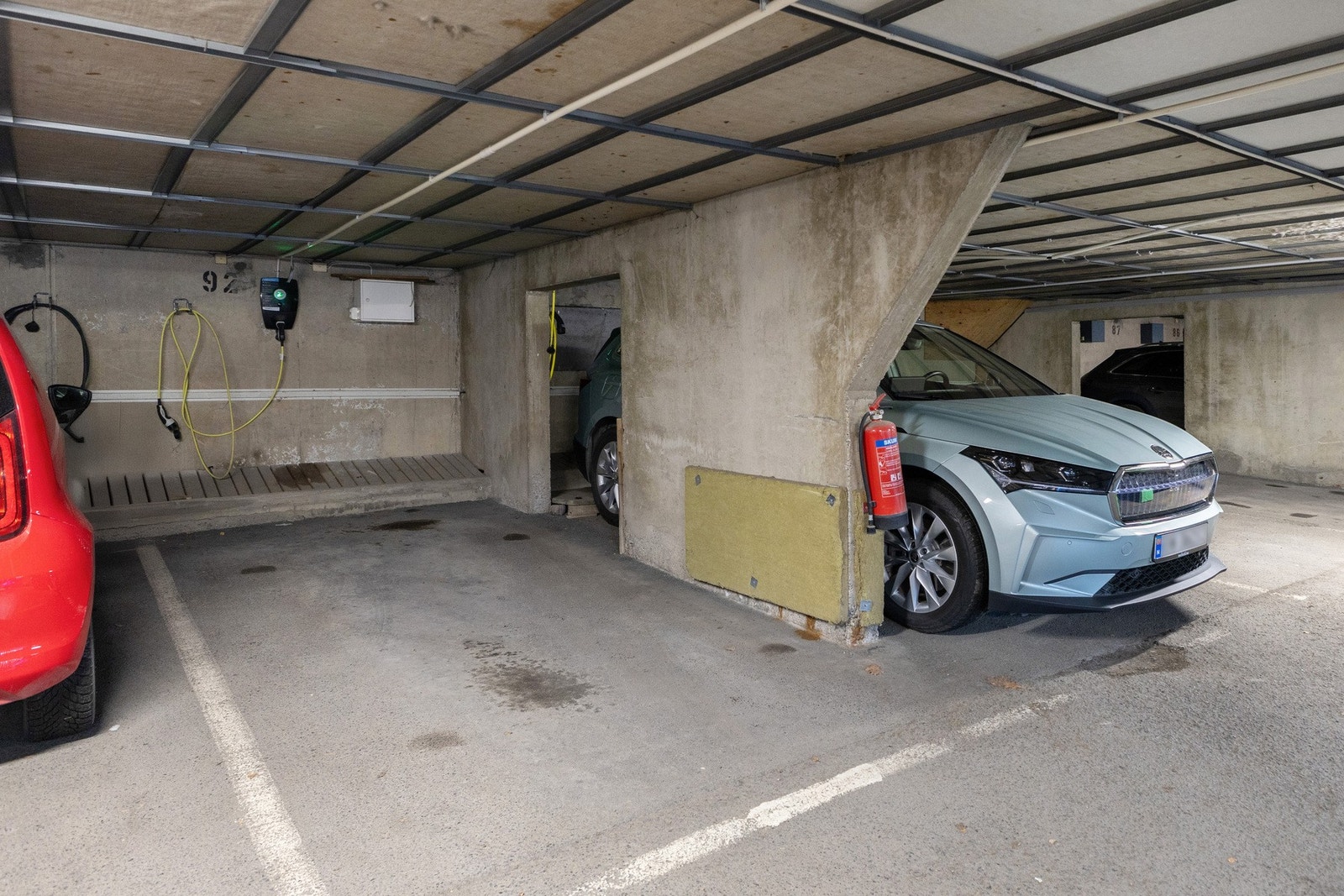 Boligen disponerer en garasjeplass med elbillader, i felles anlegg. Galleribilde