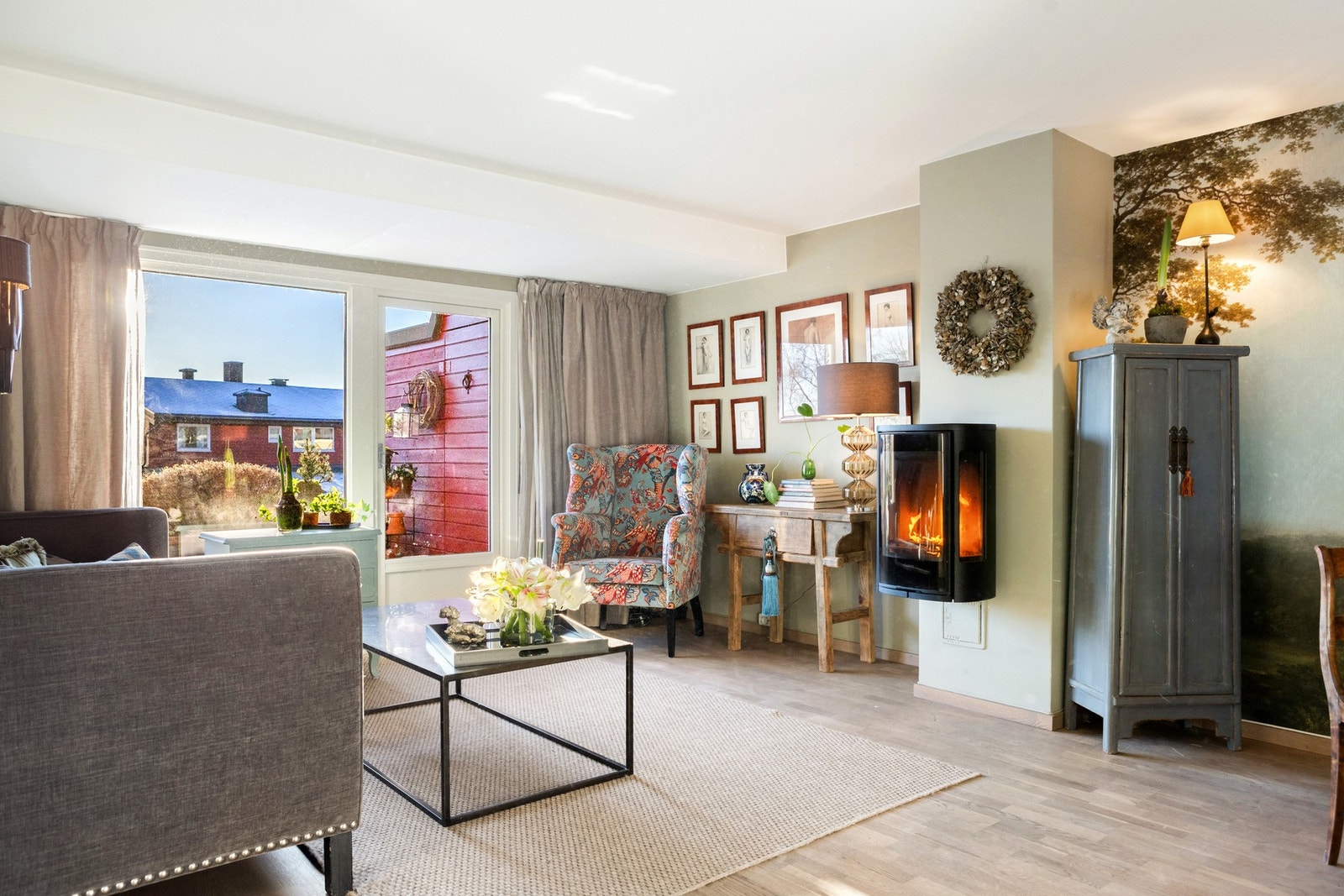 Det er store vindusflater som bidrar til gode lysforhold og fint utsyn. Galleribilde