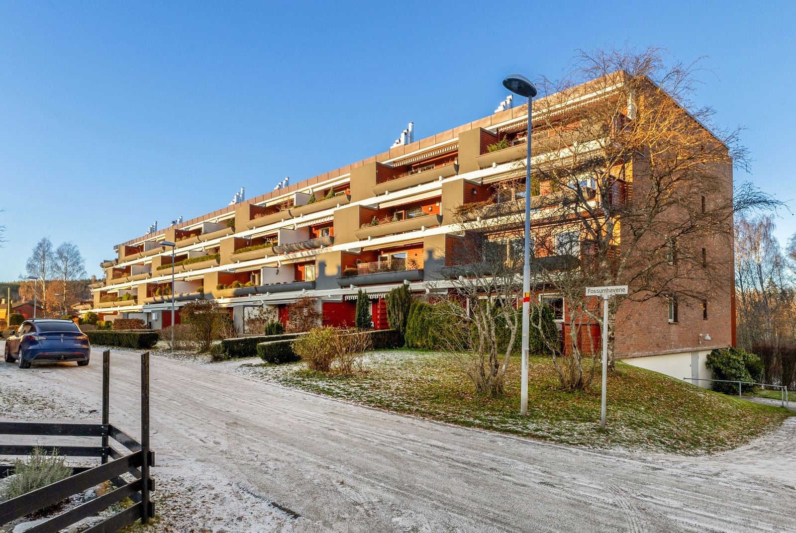 Veldrevet sameie med store felles grøntarealer pent opparbeidet med gangvei, plen og lekeplass for de små. Galleribilde