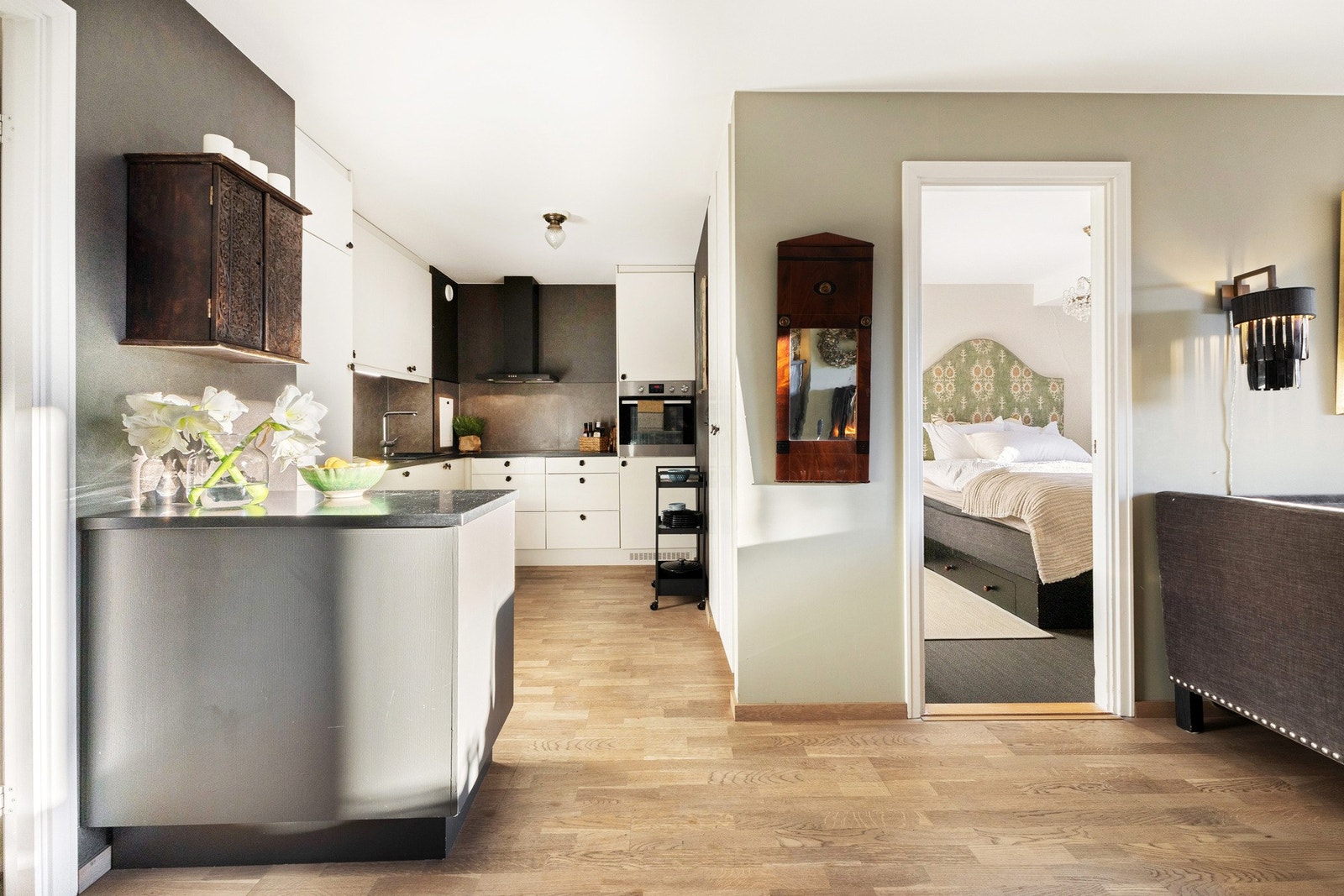 Kjøkkenet ligger i en åpen og sosial løsning med stuen - perfekt for sosiale sammenkomster. Galleribilde