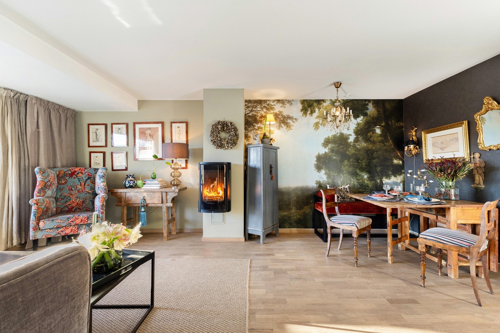 Veggene er smakfullt tapetsert med kvalitetstapet og gulvet er dekket med parkett. Galleribilde